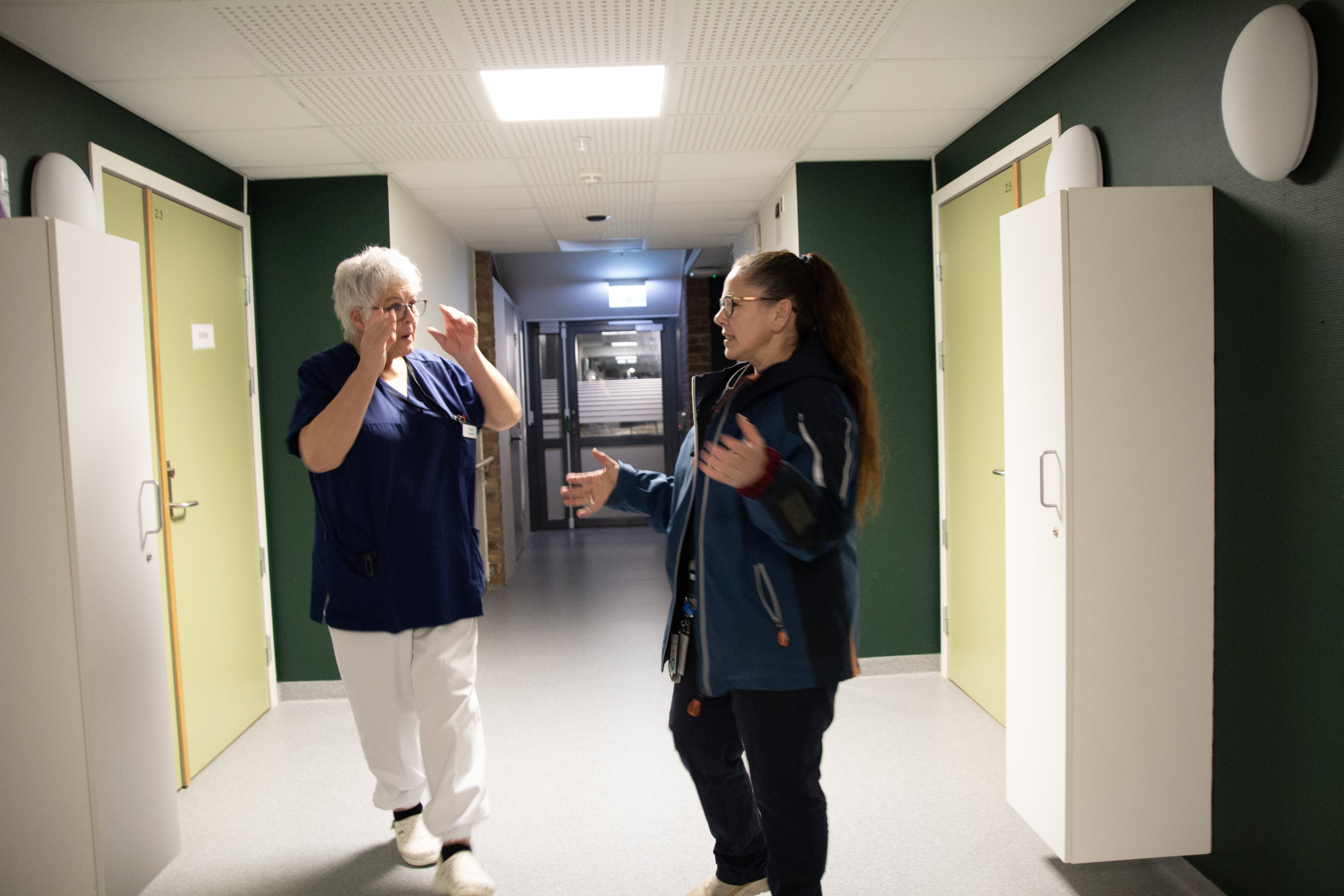 Vanja prater med sykepleier