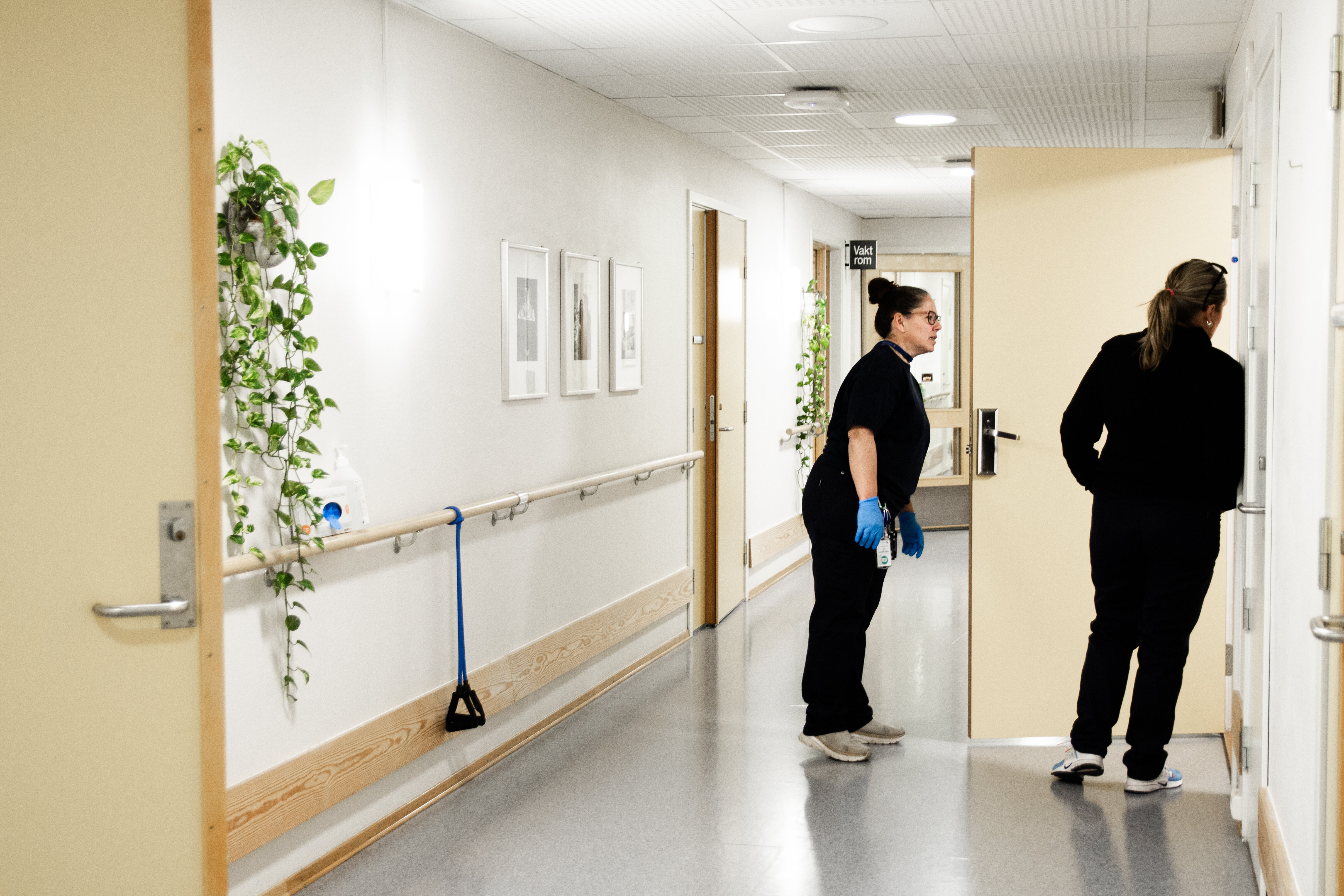 Vanja og Cecilie ser inn hos en pasient