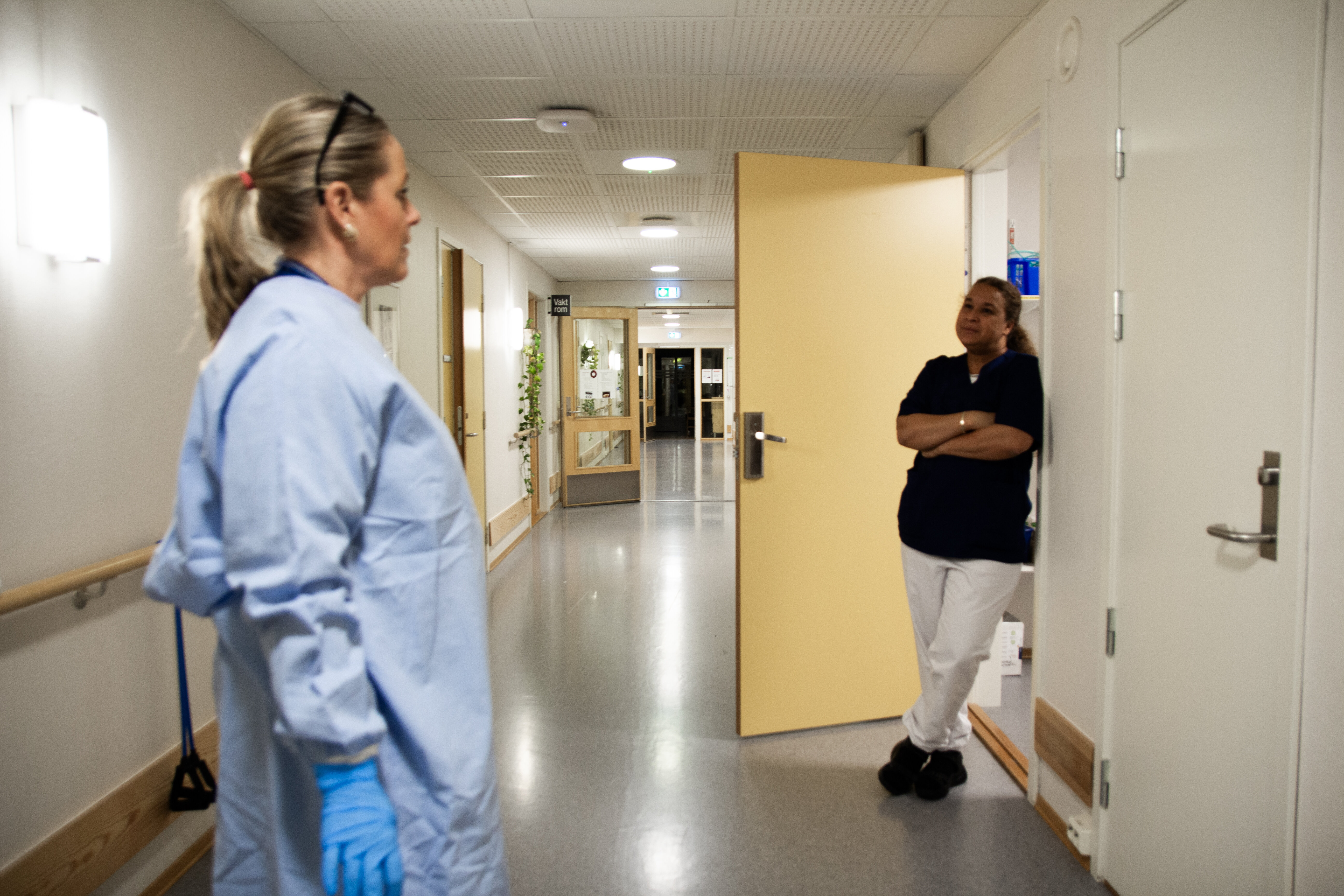 Cecilie prater med en sykepleier