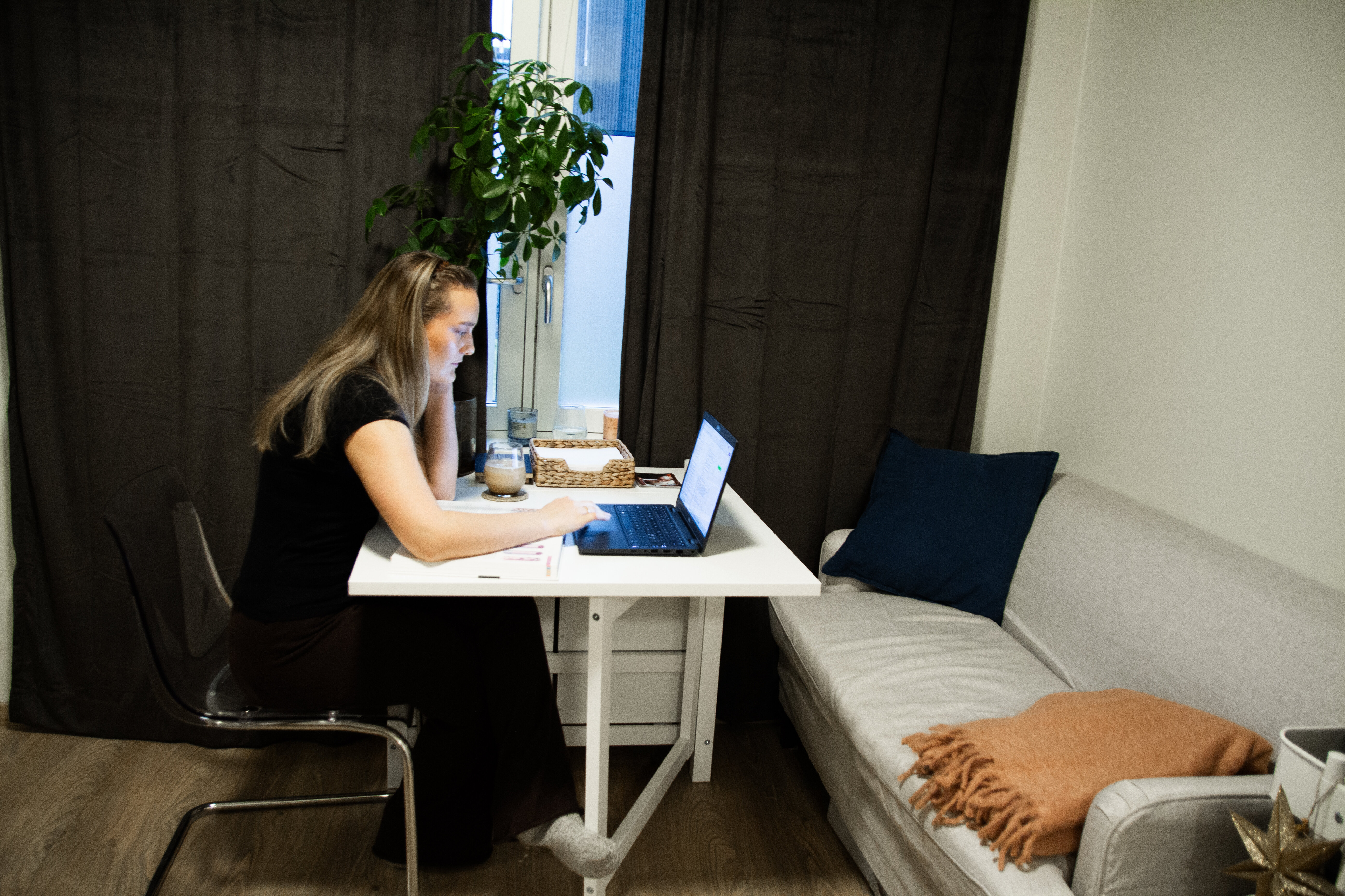 Astrid som øver hjemme