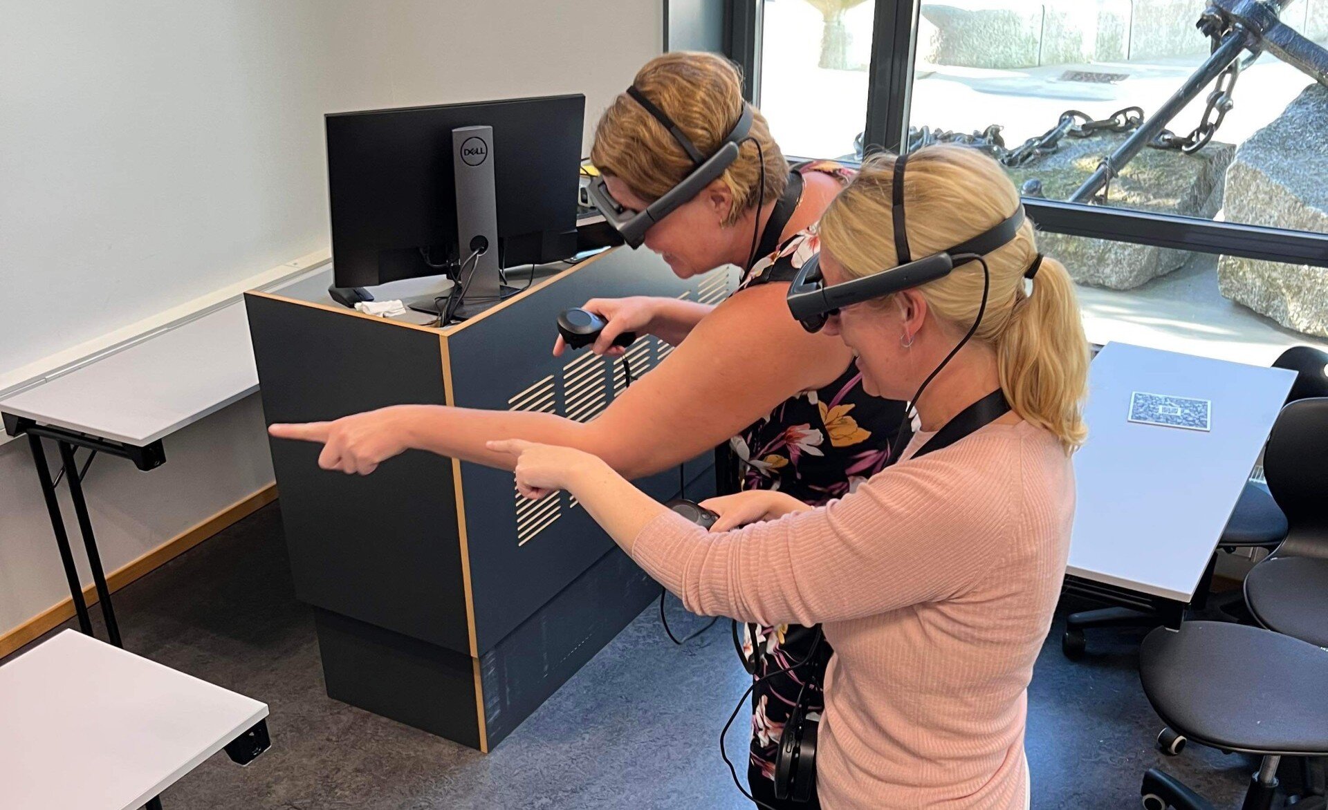 Bildet viser to jordmorstudenter som bruker MR-briller