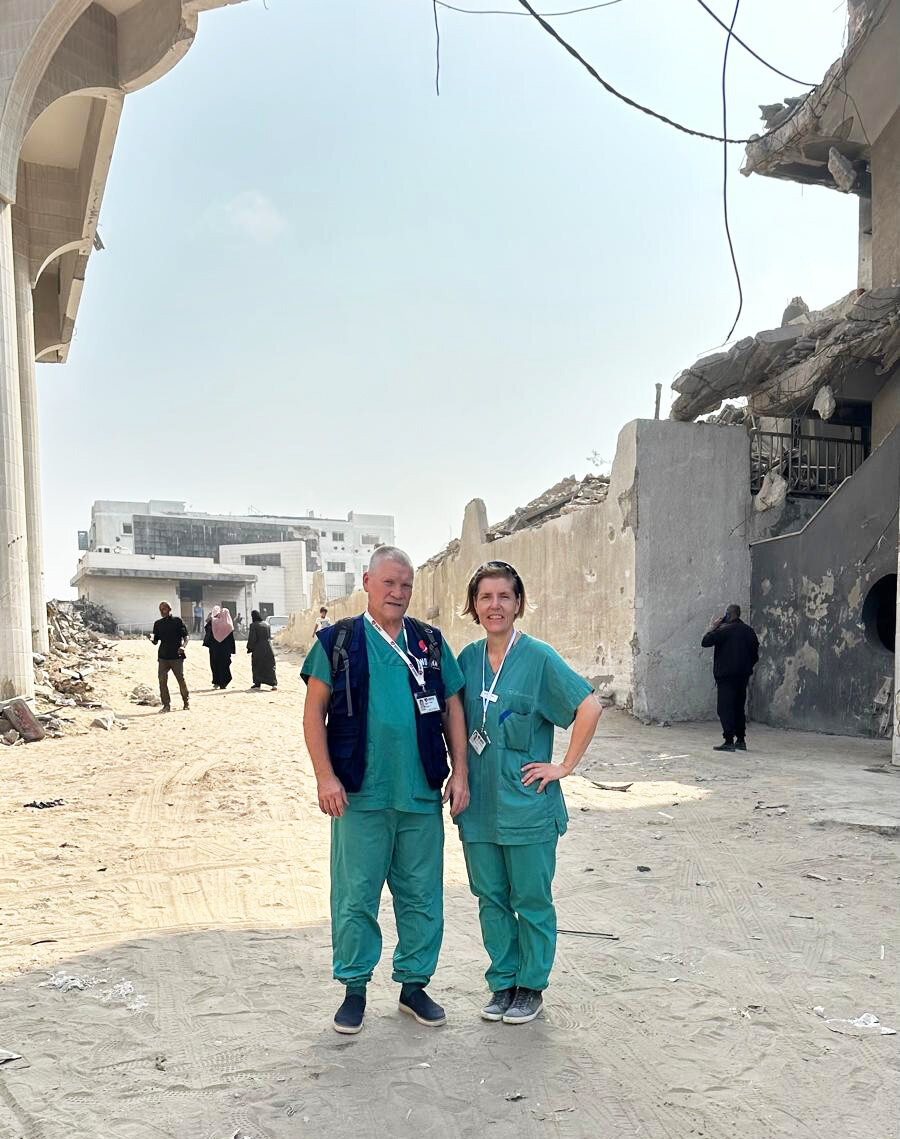 Bildet viser Hilde Vollan og legekollega ved Shifasykehuset i Gaza