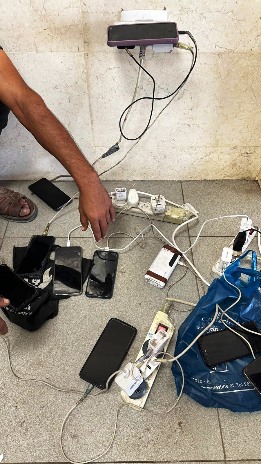 Bildet viser mobiltelefoner som lades