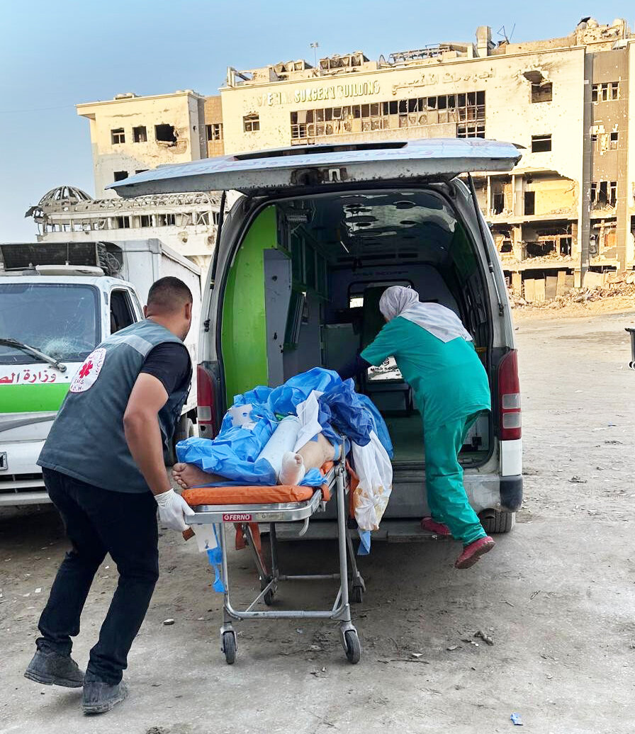 Bildet viser flytting i bil av pasient på Gaza