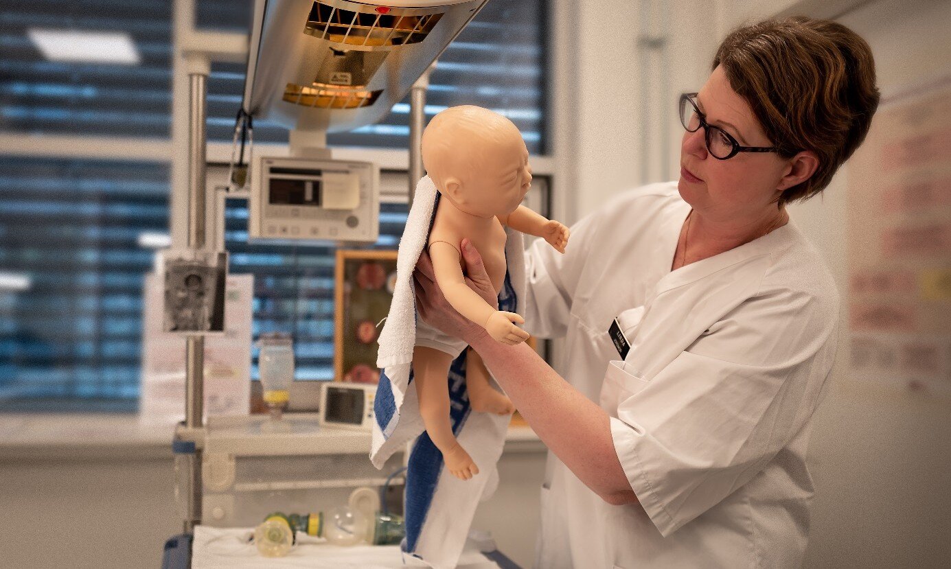 Bildet viser jordmor Linda Ljungblad i gang med nyfødtresuscitering på en dokke