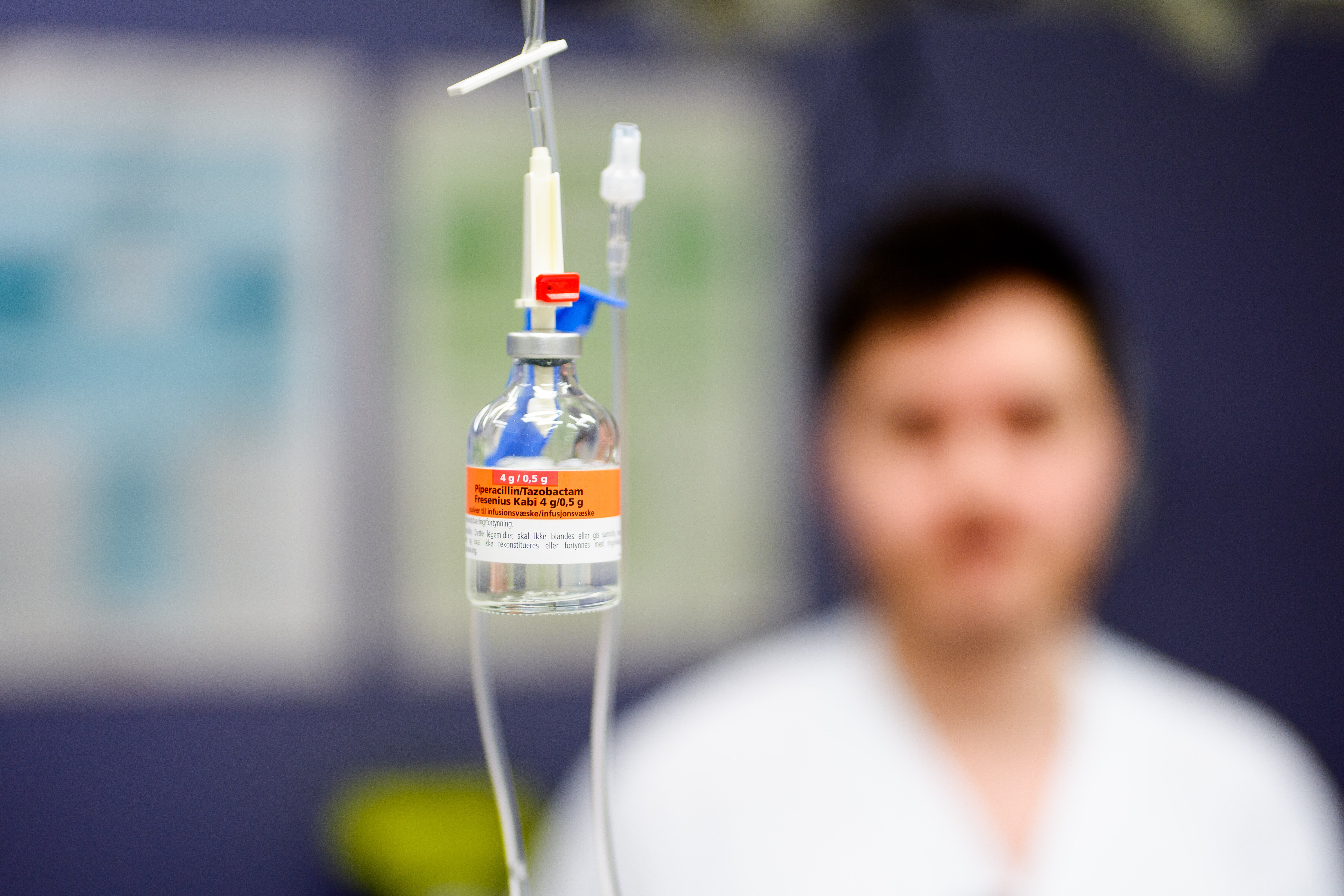 Bildet viser en flaske med antibiotika som skal gis intravenøst.