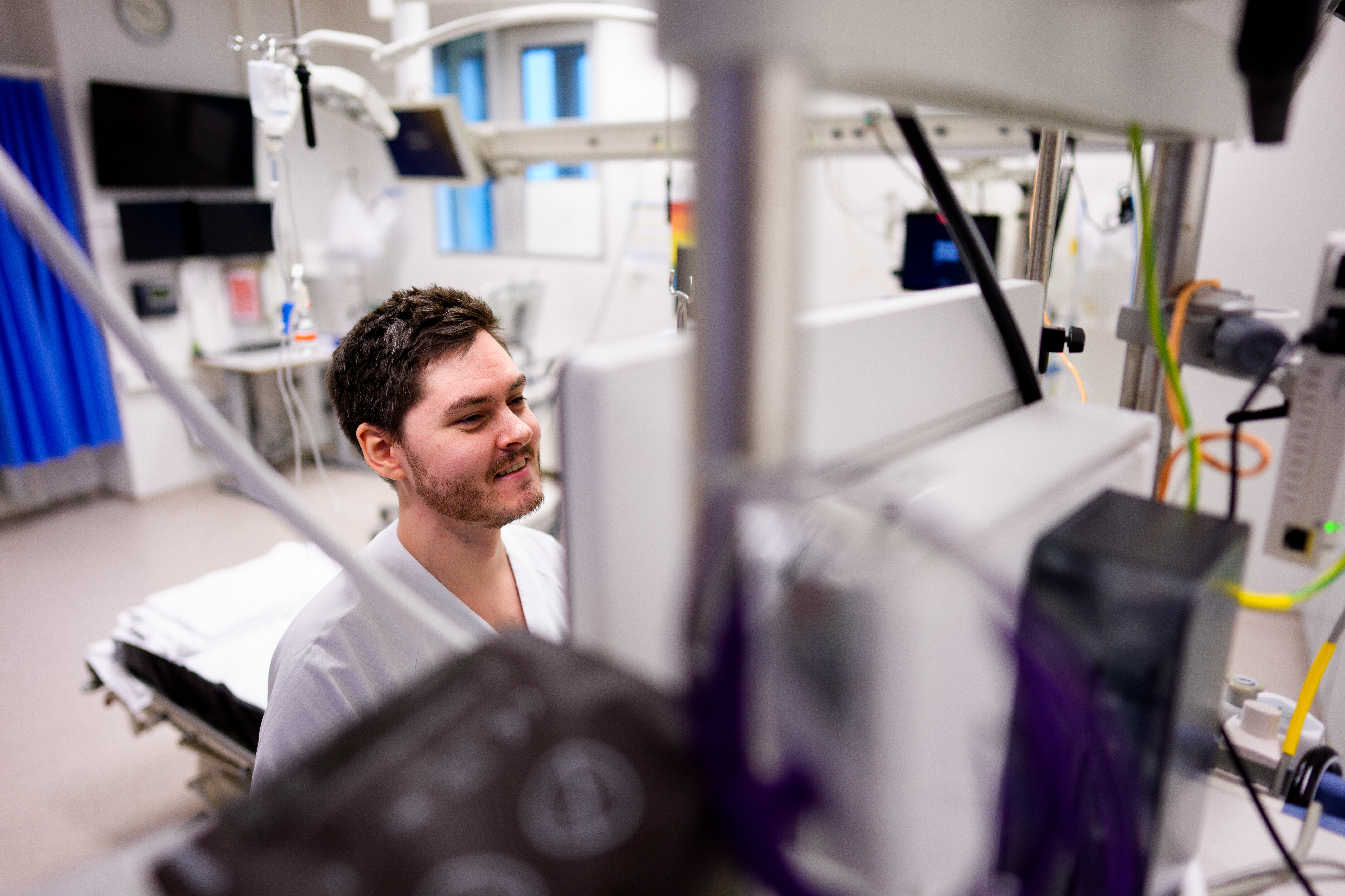 Bildet viser Martin Johnsen Gjøvik inne på en akuttstue.