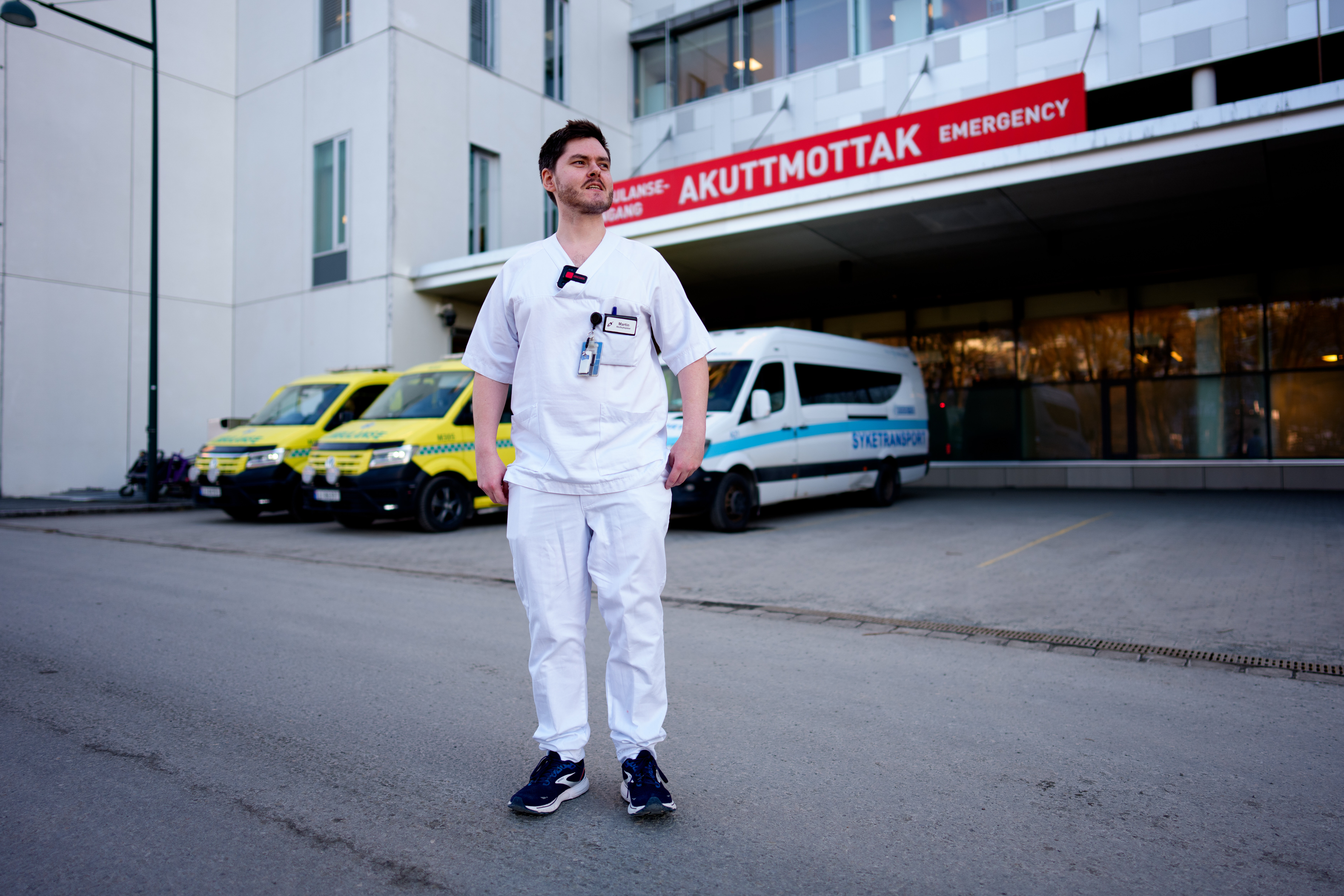 Bildet viser Martin Johnsen Gjøvik utenfor akuttmottaket på St. Olavs hospital.