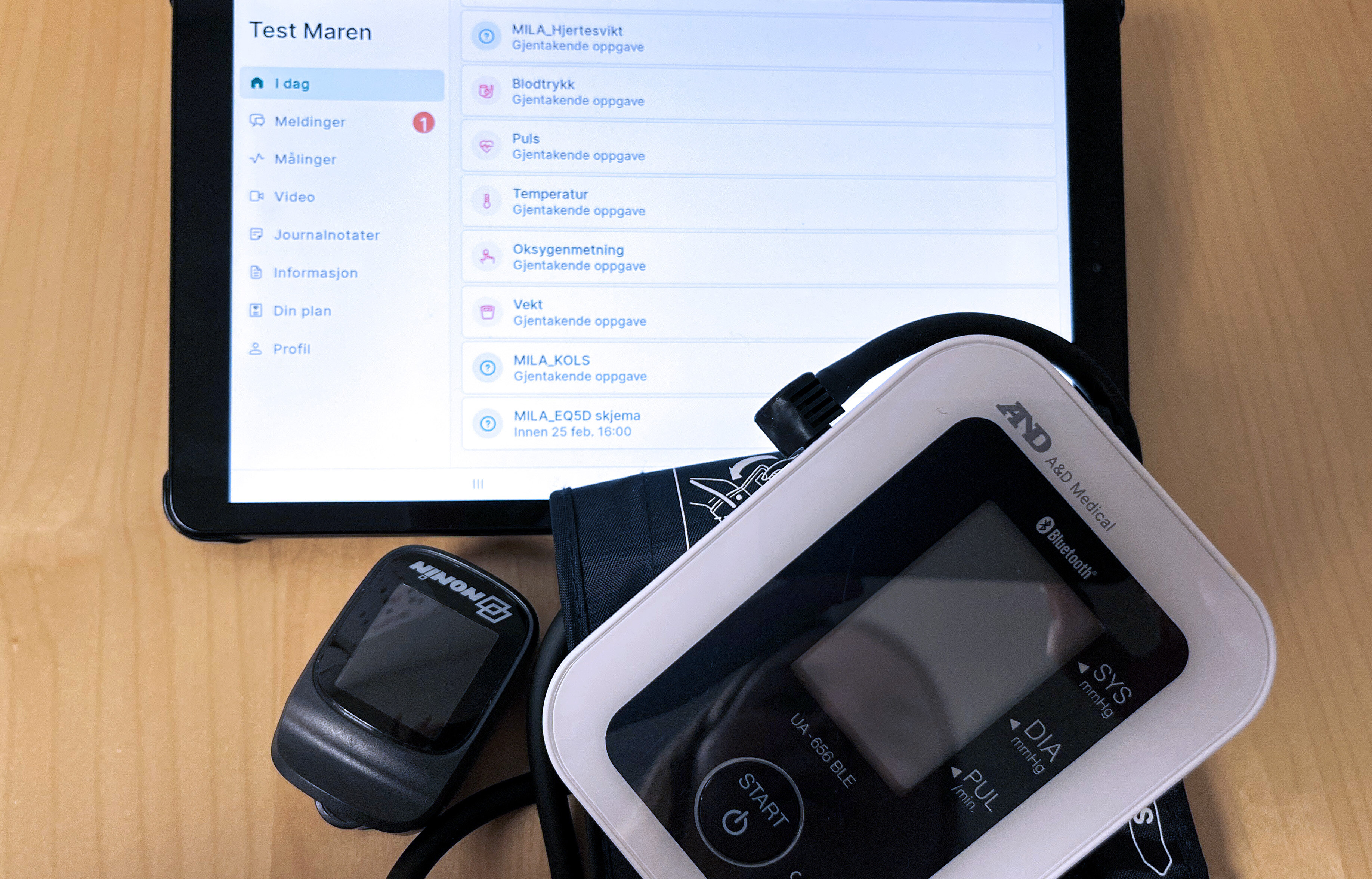 Bilde viser skjermer oppfølgingstjeneste