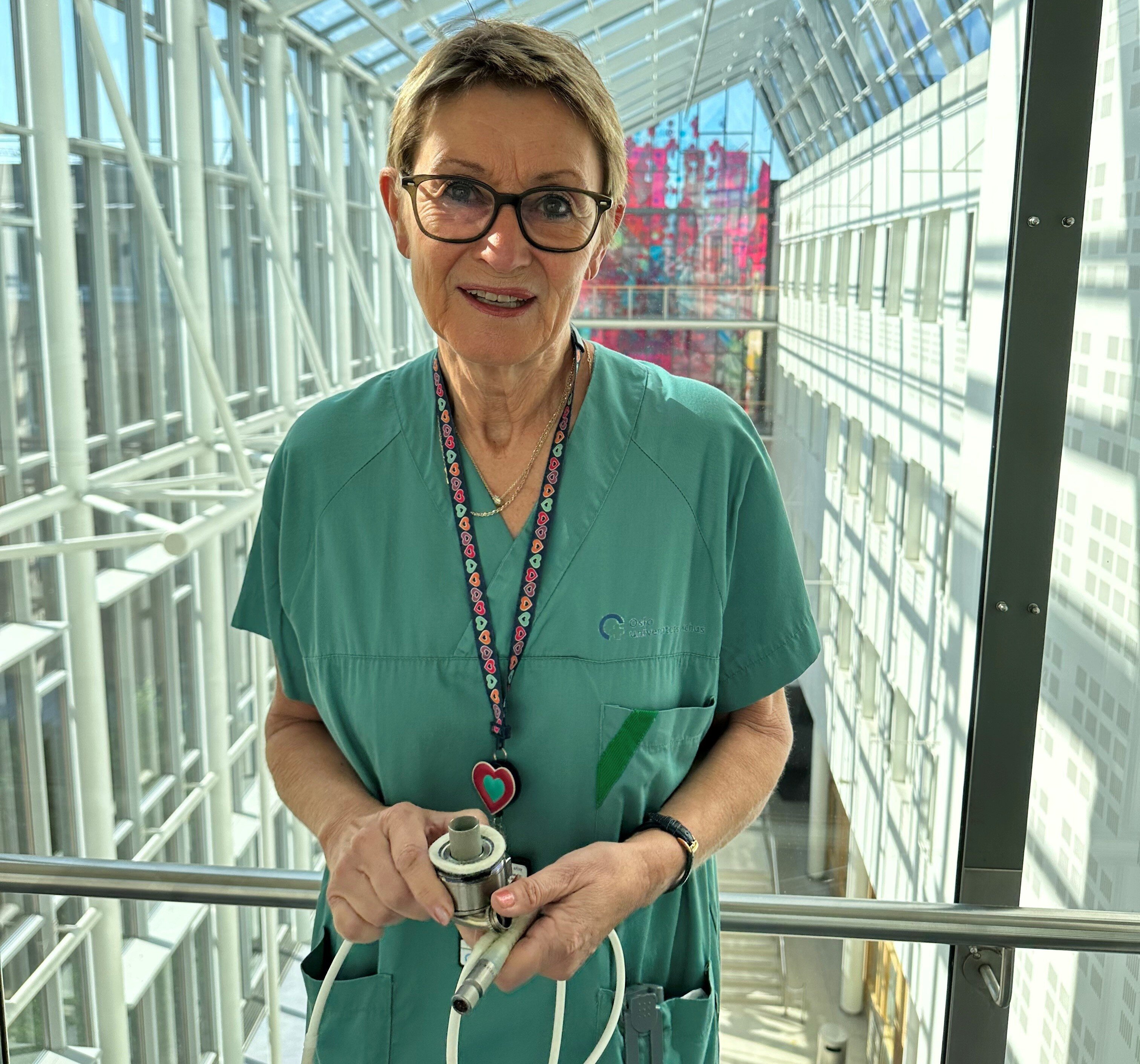 Bildet viser Gro Sørensen som holder en hjertepumpe.