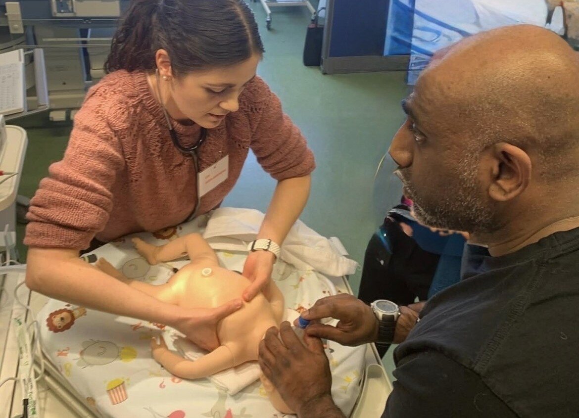 Bildet viser jordmor Liza Rebecca Olsen-Bremmeng og anestesilege Predip Sundaram som trener på nyfødtresuscitering