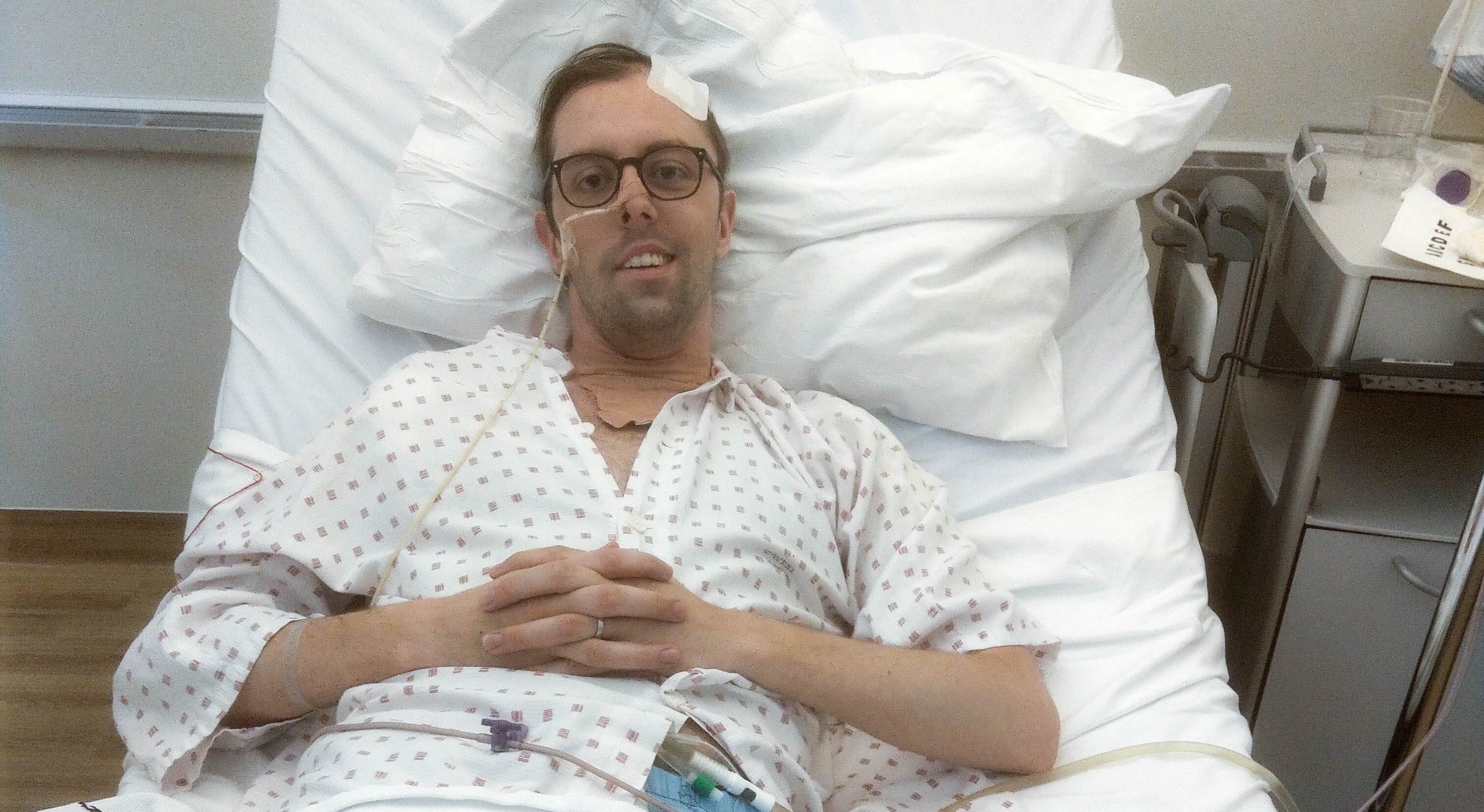 Bildet viser Nicholas Wilkinson våken på sykehuset.