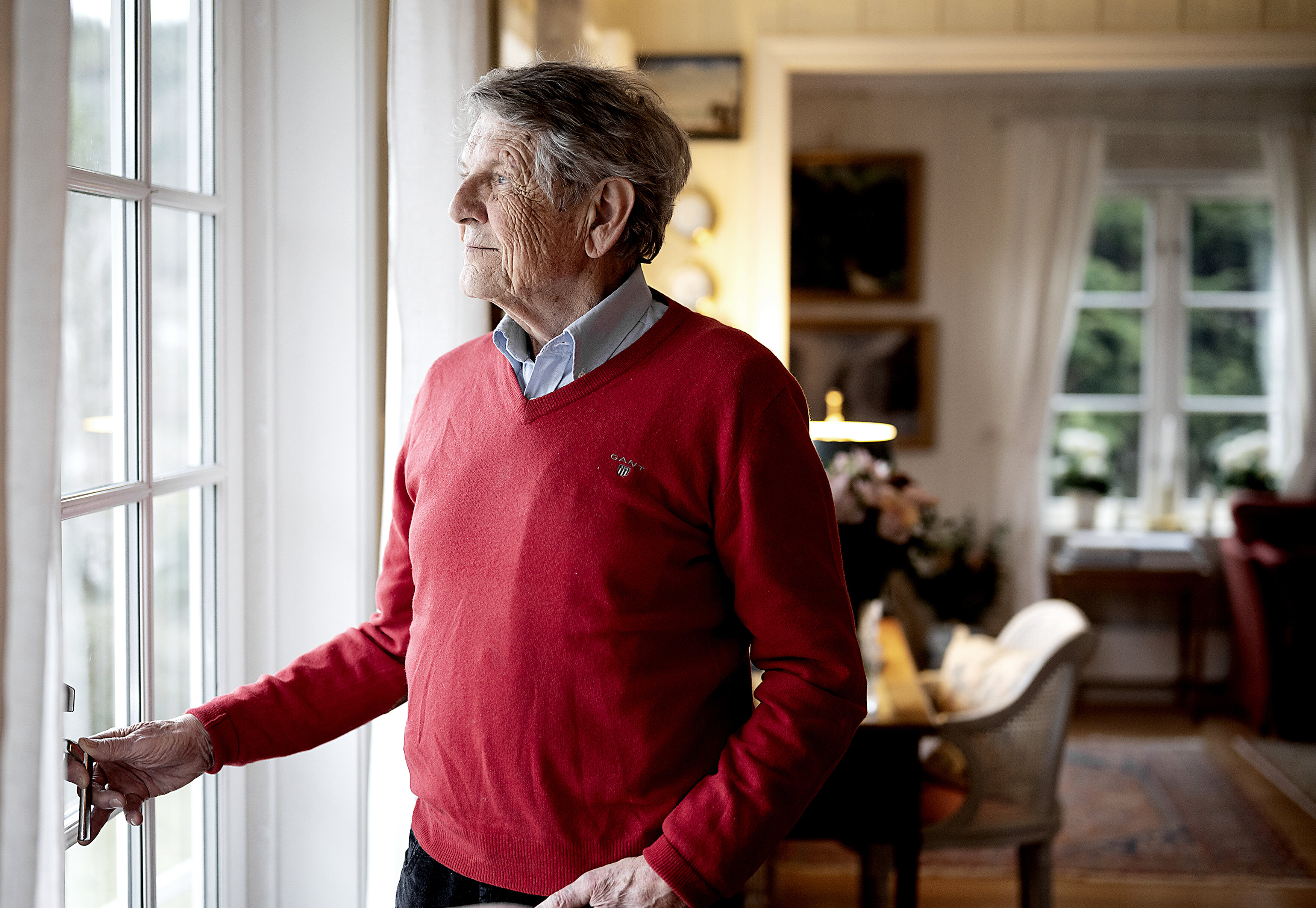 Bildet viser Jan-Erik Sverre som ser ut av vinduet.