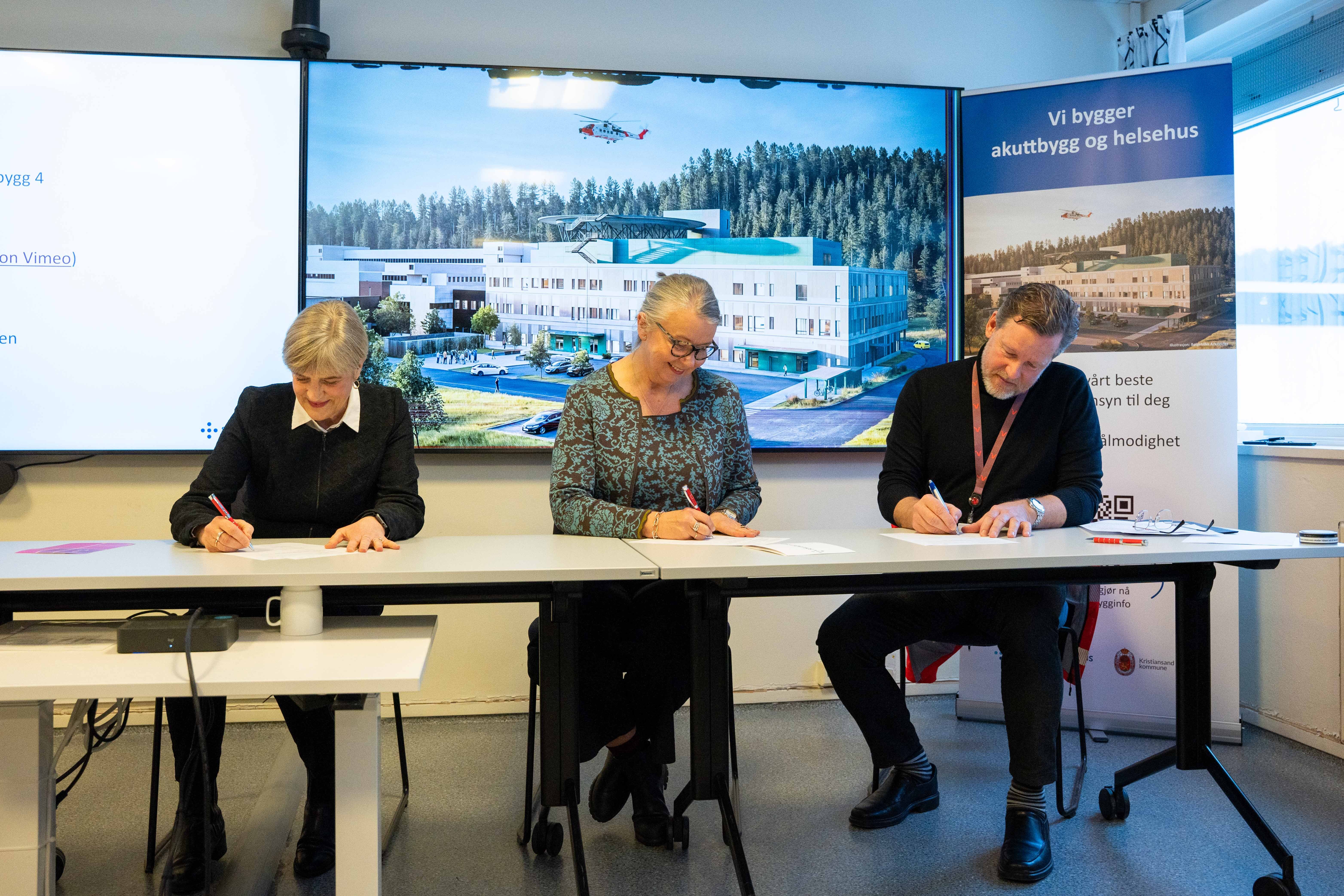 Bildet viser Kommunedirektør Camilla Dunsæd (t.v.), adm.dir. Nina Mevold og konsernsjef Jimmy Bengtsson signerte i dag avtalen om oppføring av akuttbygg og helsehus på Eg i Kristiansand.