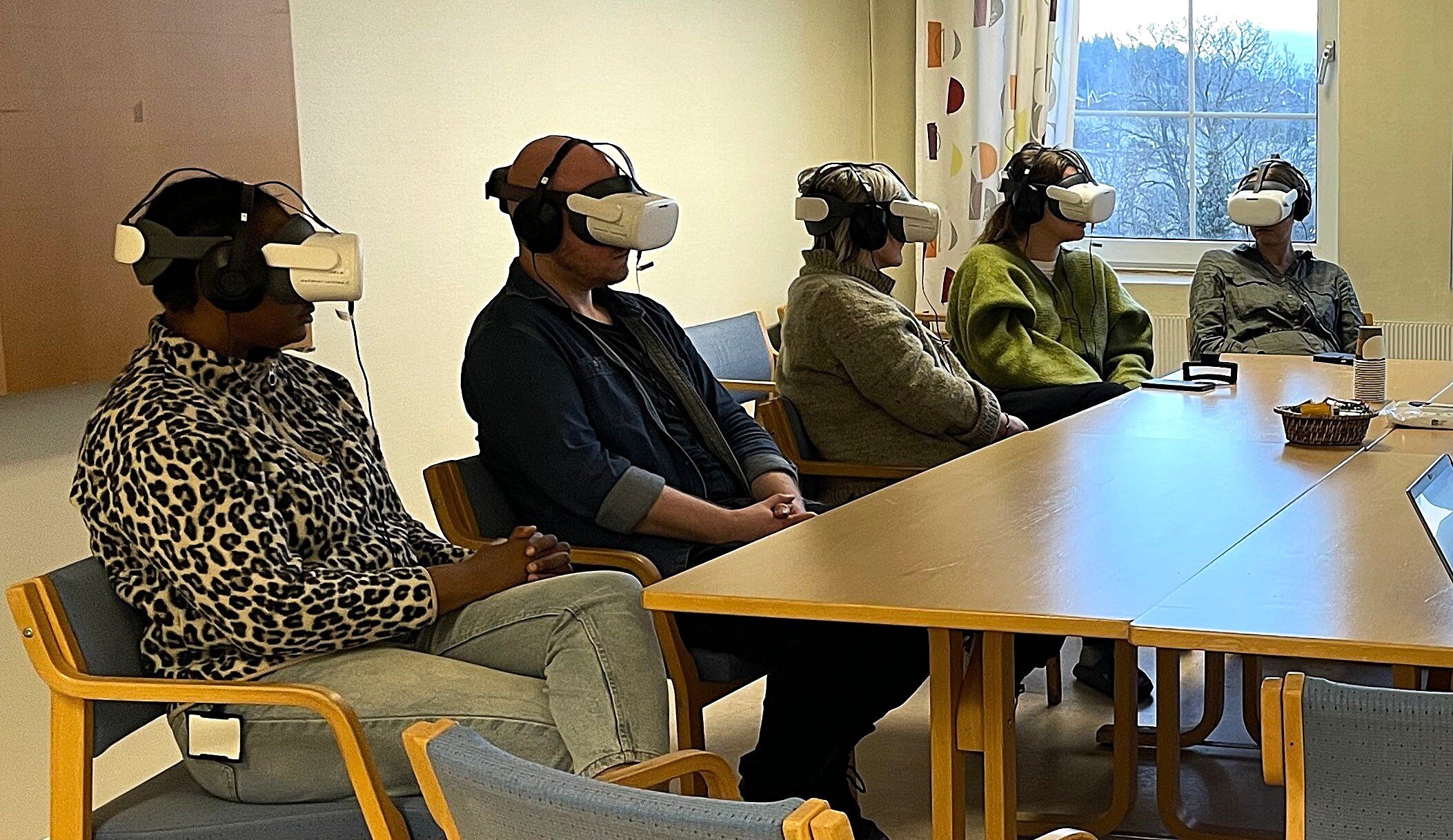 Bildet viser helsepersonell som får digital opplæring