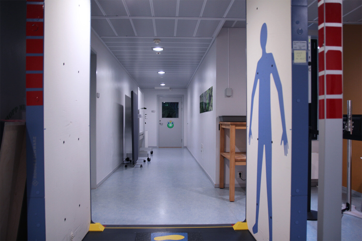 Bildet viser sluse som familiemedlemmer må igjennom når de skal på besøk