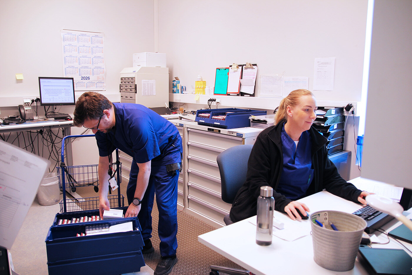 Bilde viser sykepleiere på medisinrommet som gjør klar ukesdosetter