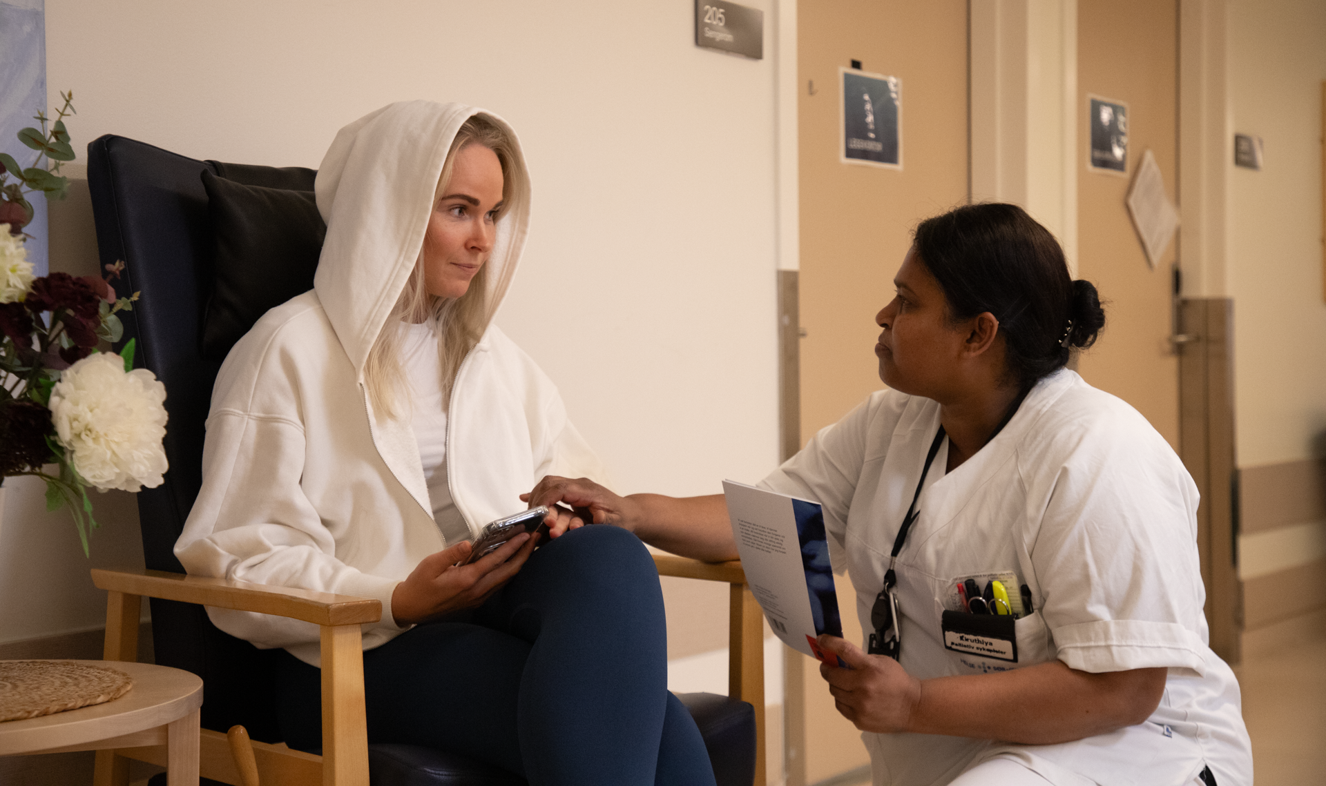 Bildet viser en ung voksen pårørende og en sykepleier