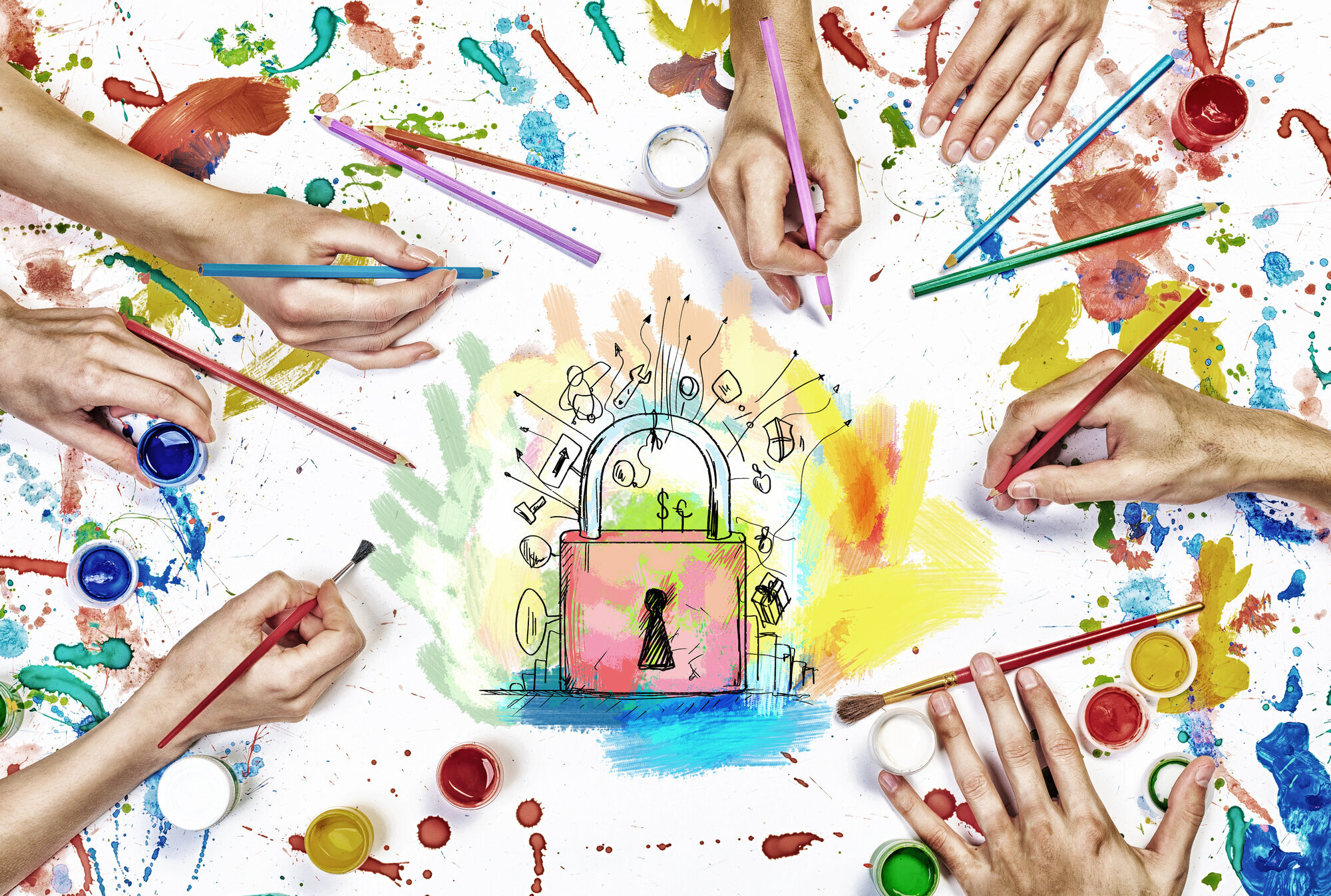 Bildet viser mange hender som tegner på det samme bildet.
