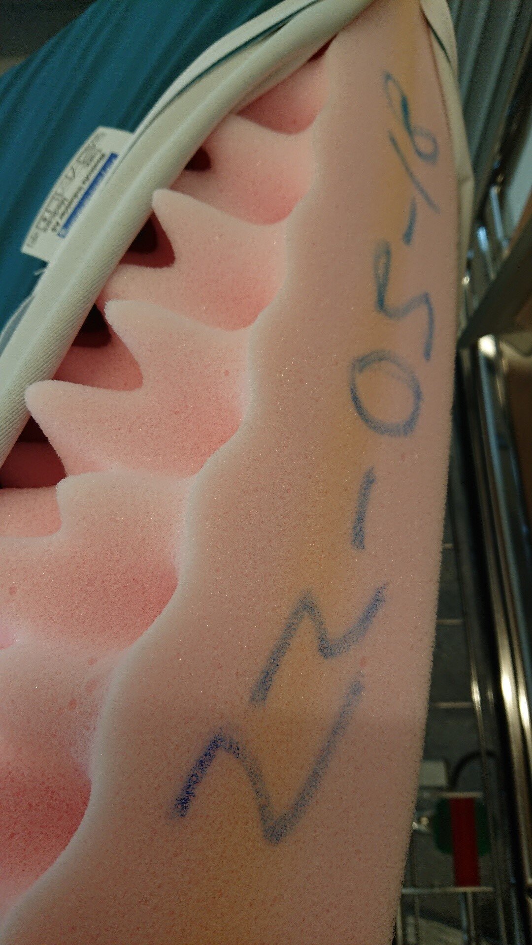 Bildet viser en kompakt skummadrass med forhøyninger som fordeler trykket over større en flate