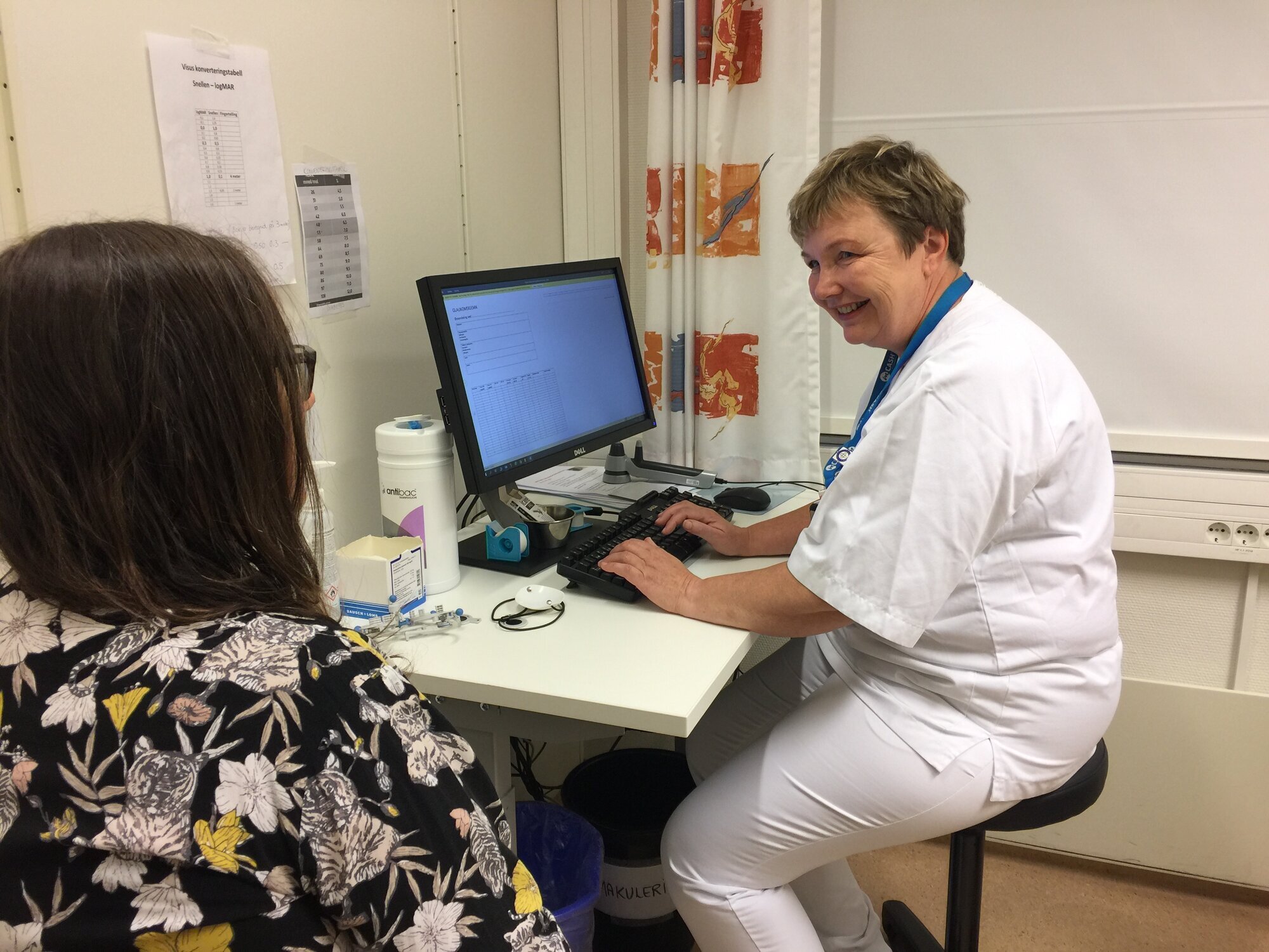 Bildet viser en øyesykepleier som veileder en pasient