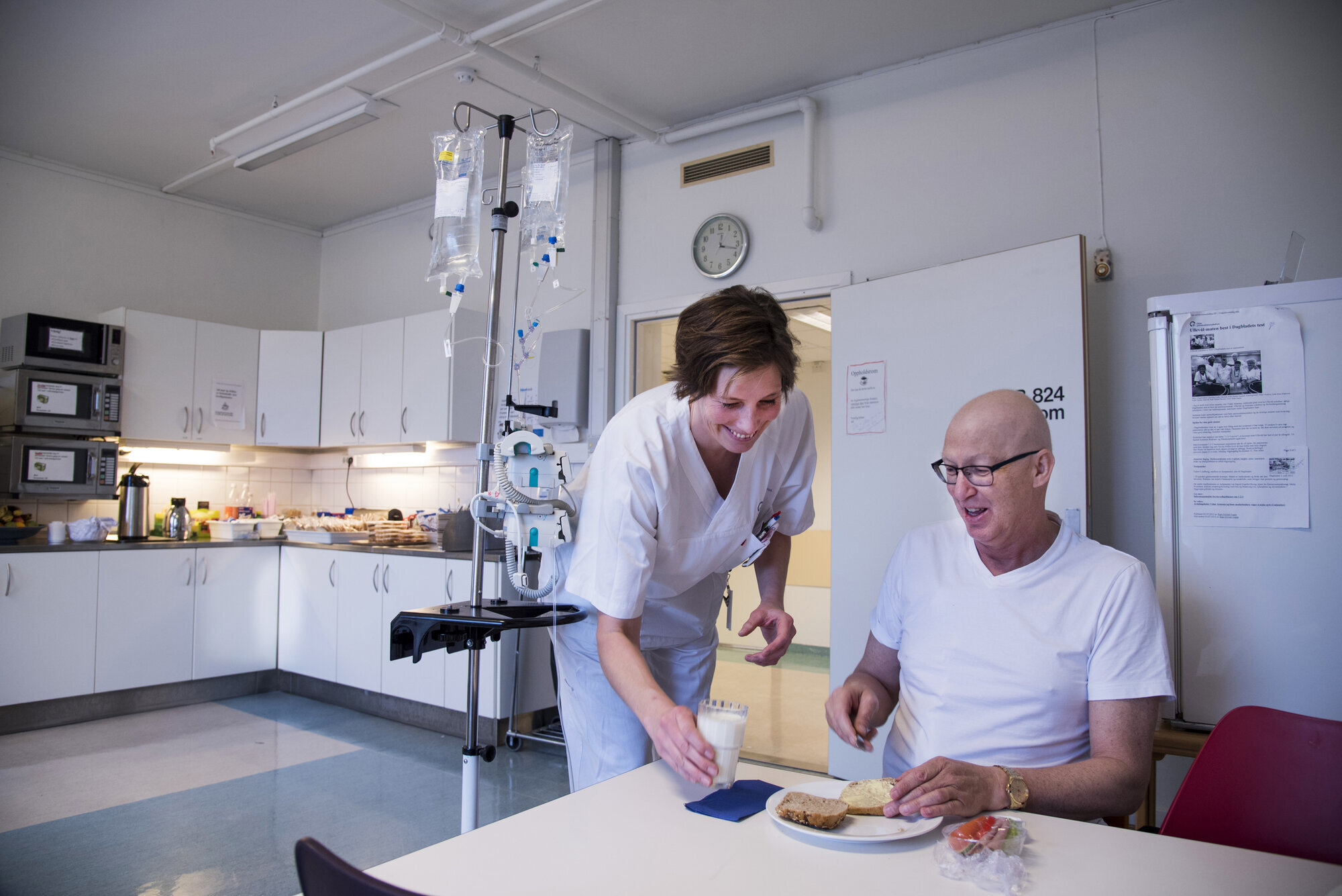 Per-Morten Foss får mat servert på Radiumhospitalet