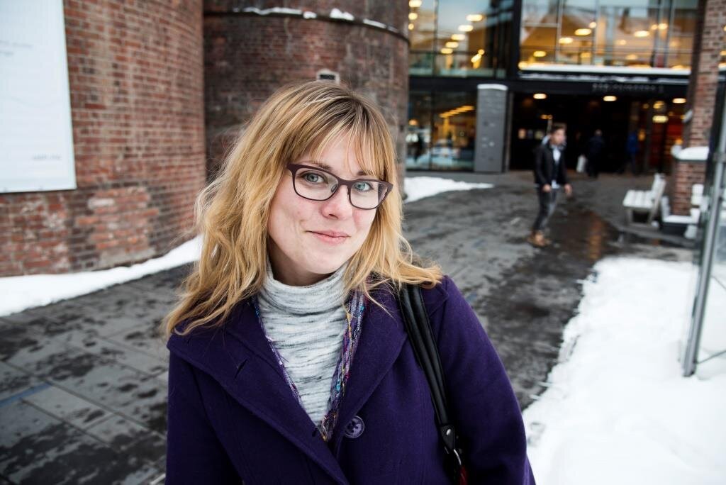 Bildet viser Anette Sagen utenfor studiestedet.