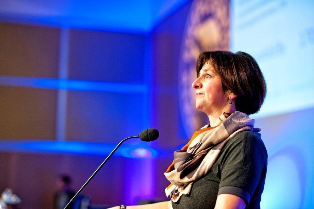 Bildet viser Eli Gunhild By på talerstolen under sist landsmøte.