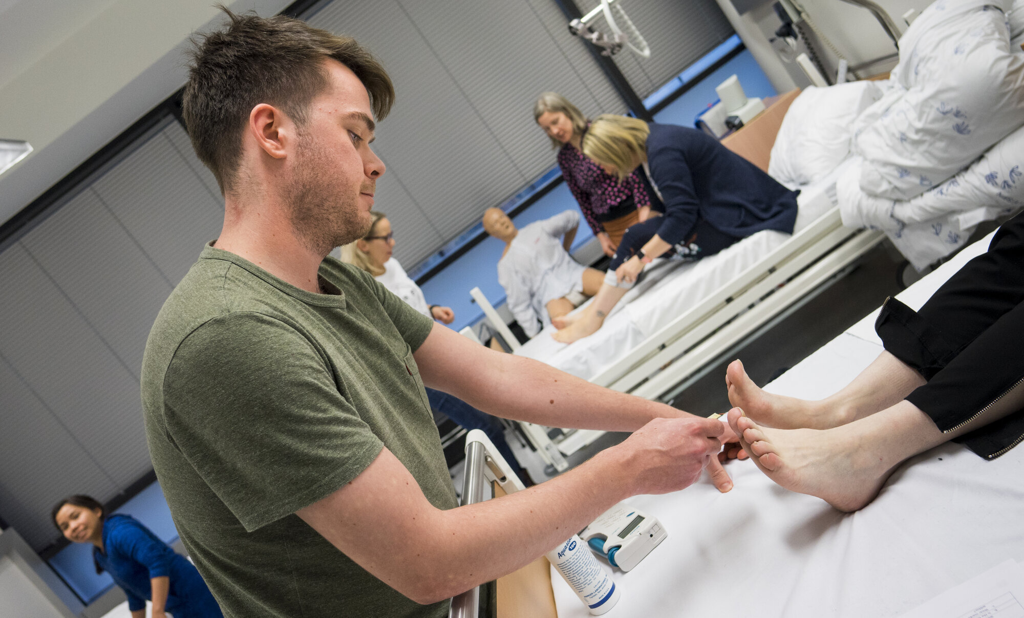 Bildet viser islandsk student som sjekker diabetesfot