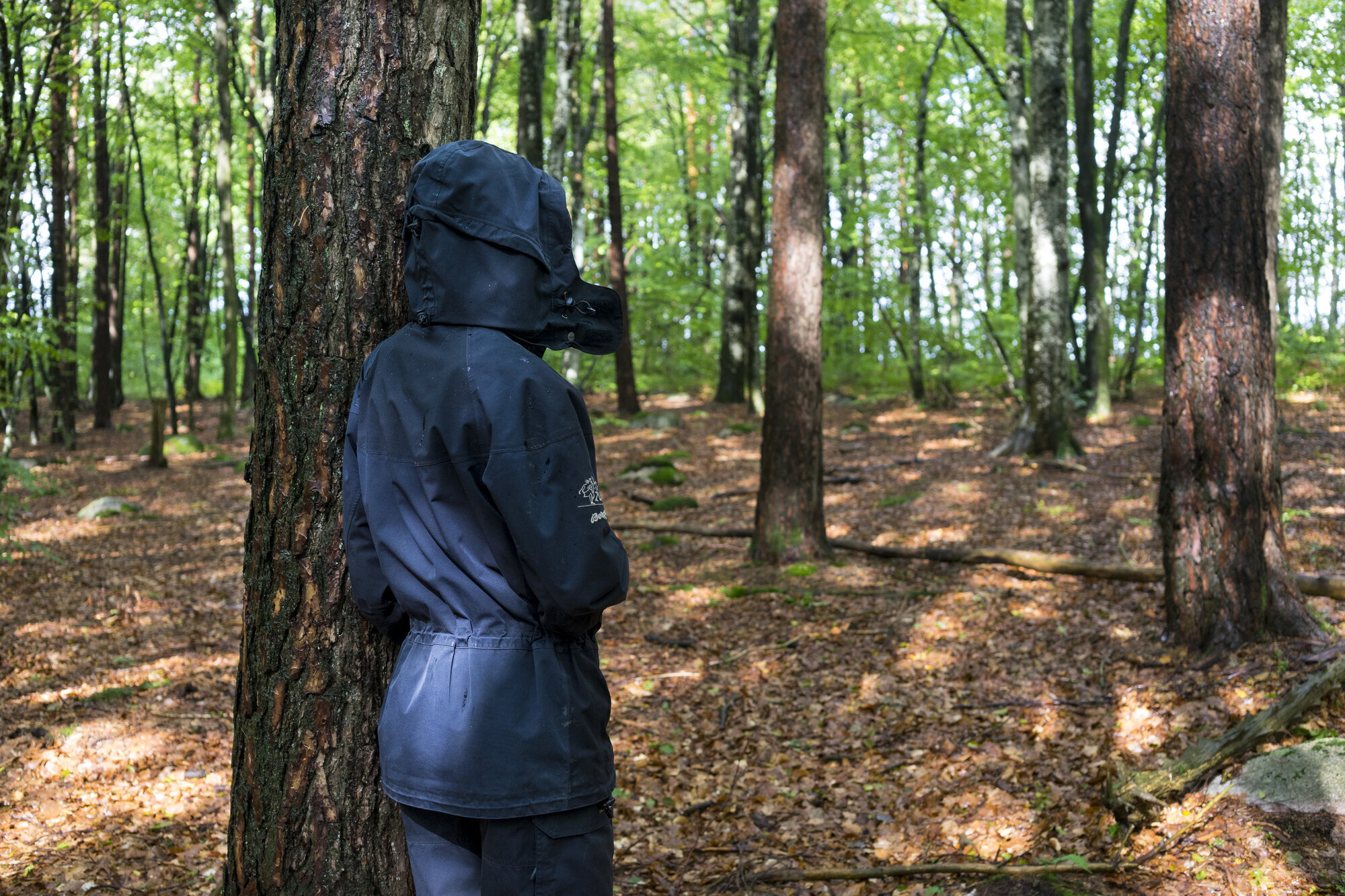 Bildet viser Anna i skogen alene