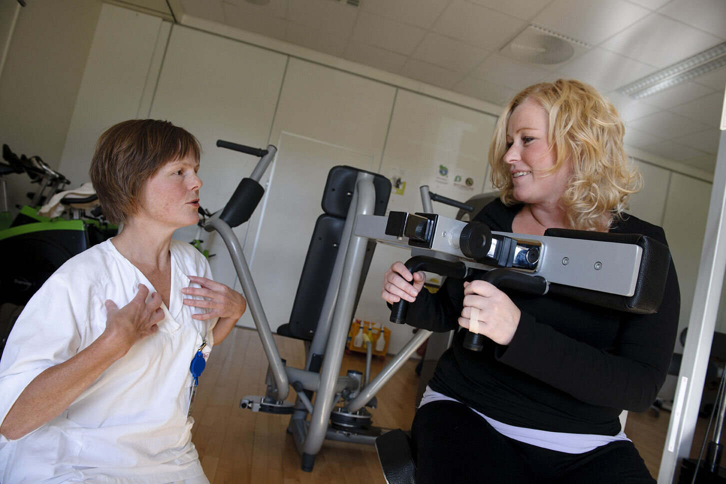 Bildet viser revmatismepasient Anette Lieng Håkonsen og sykepleier Mai Elin Husebø