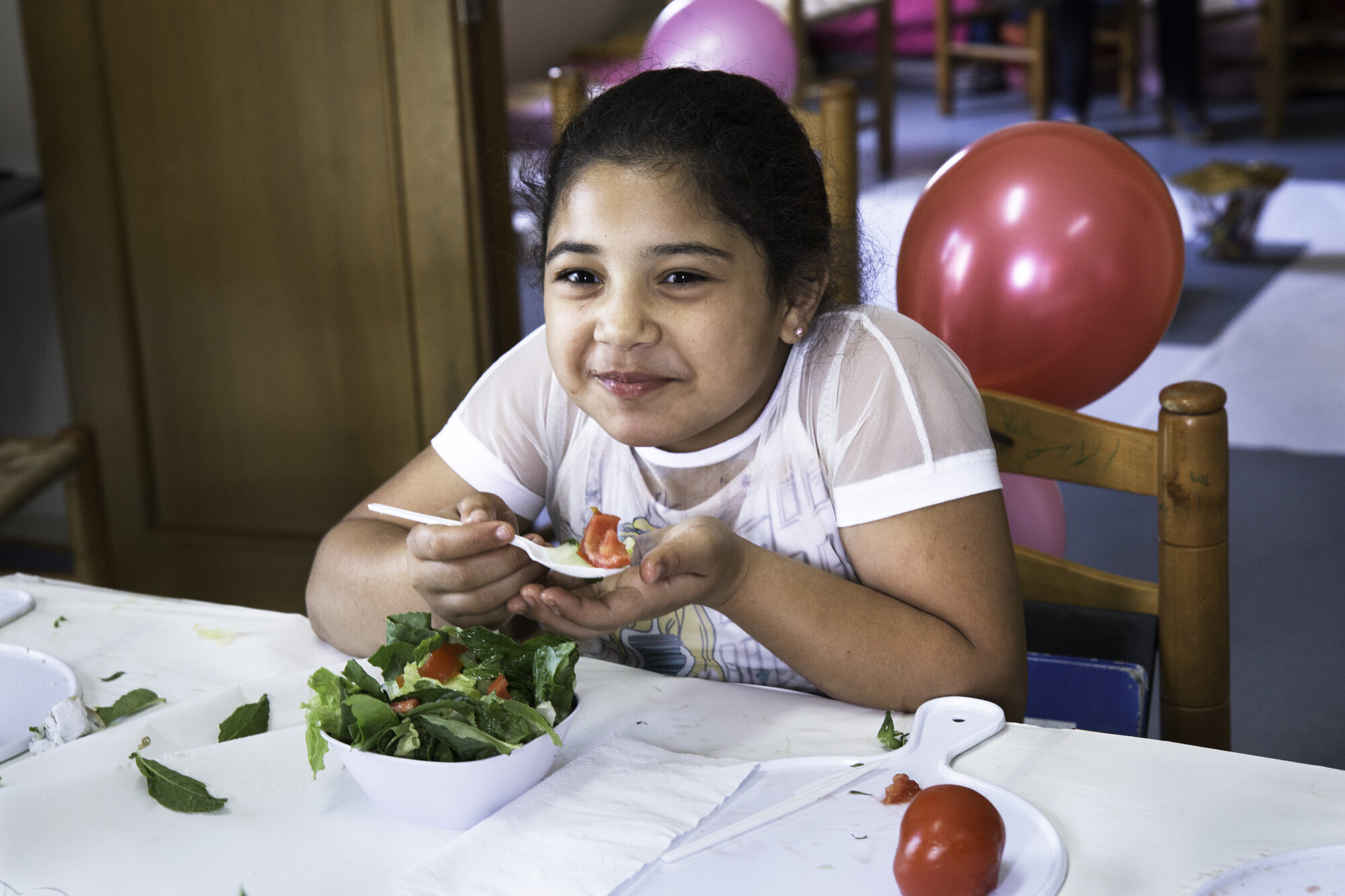 Syrisk flyktningjente på læresenter i Saida, Libanon