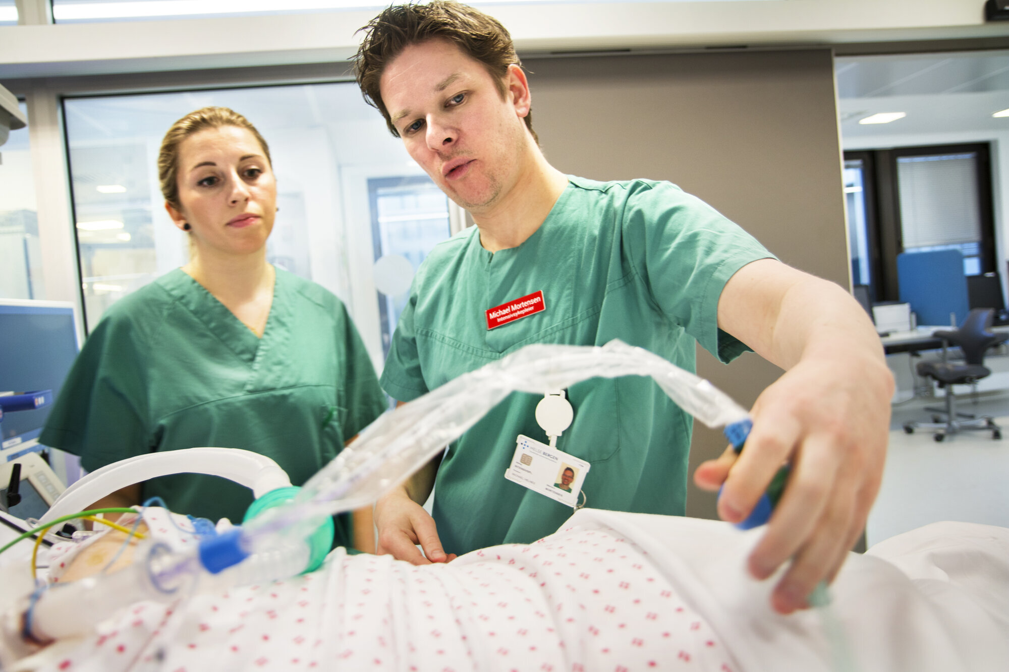 Bildet viser en veileder og student på intensivavdeling