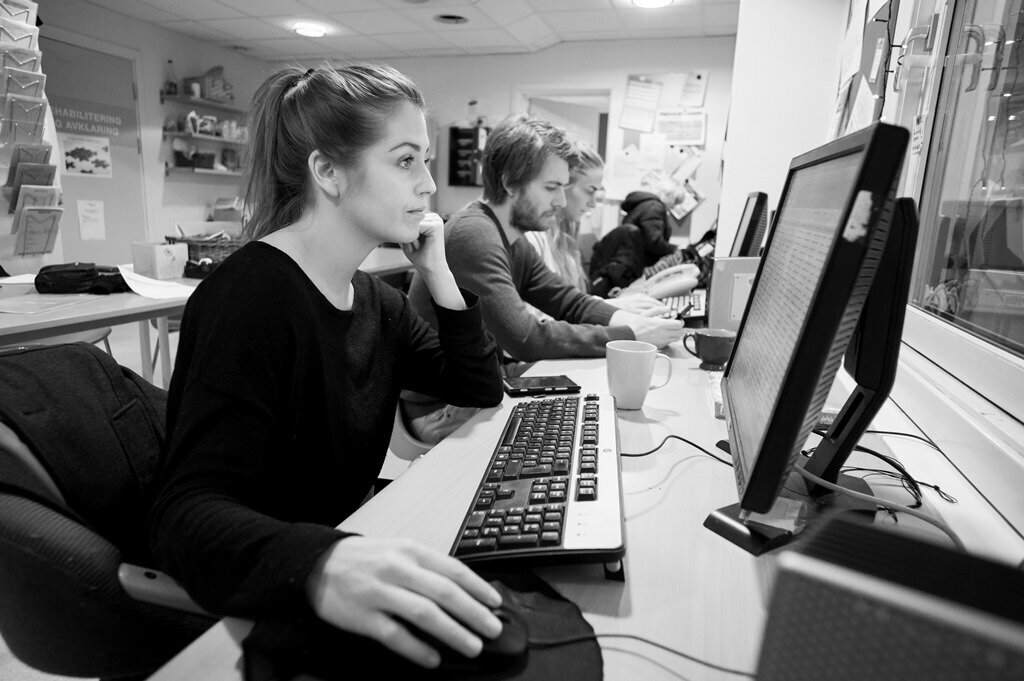 Hjemmesykepleiere foran pc