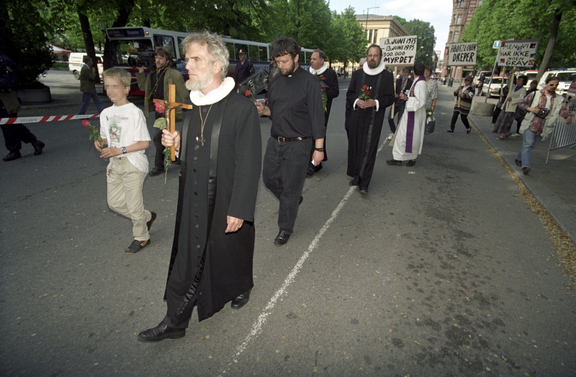Prestene Børre Knudsen og Ludvig Nessa i demonstrasjonstog for å vise sin motstand mot abortloven.