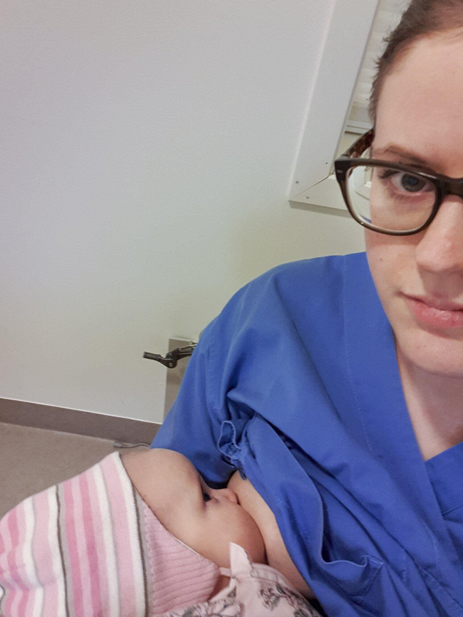 Bildet viser Caroline Åkerøy som ammer datteren sin