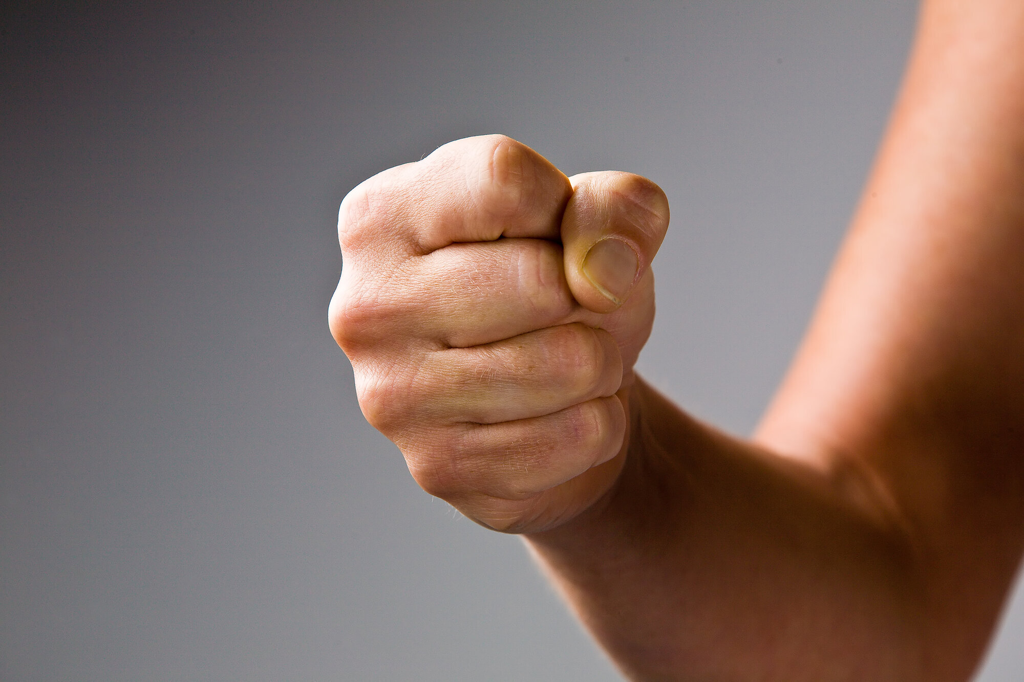 Bildet viser en knyttneve.