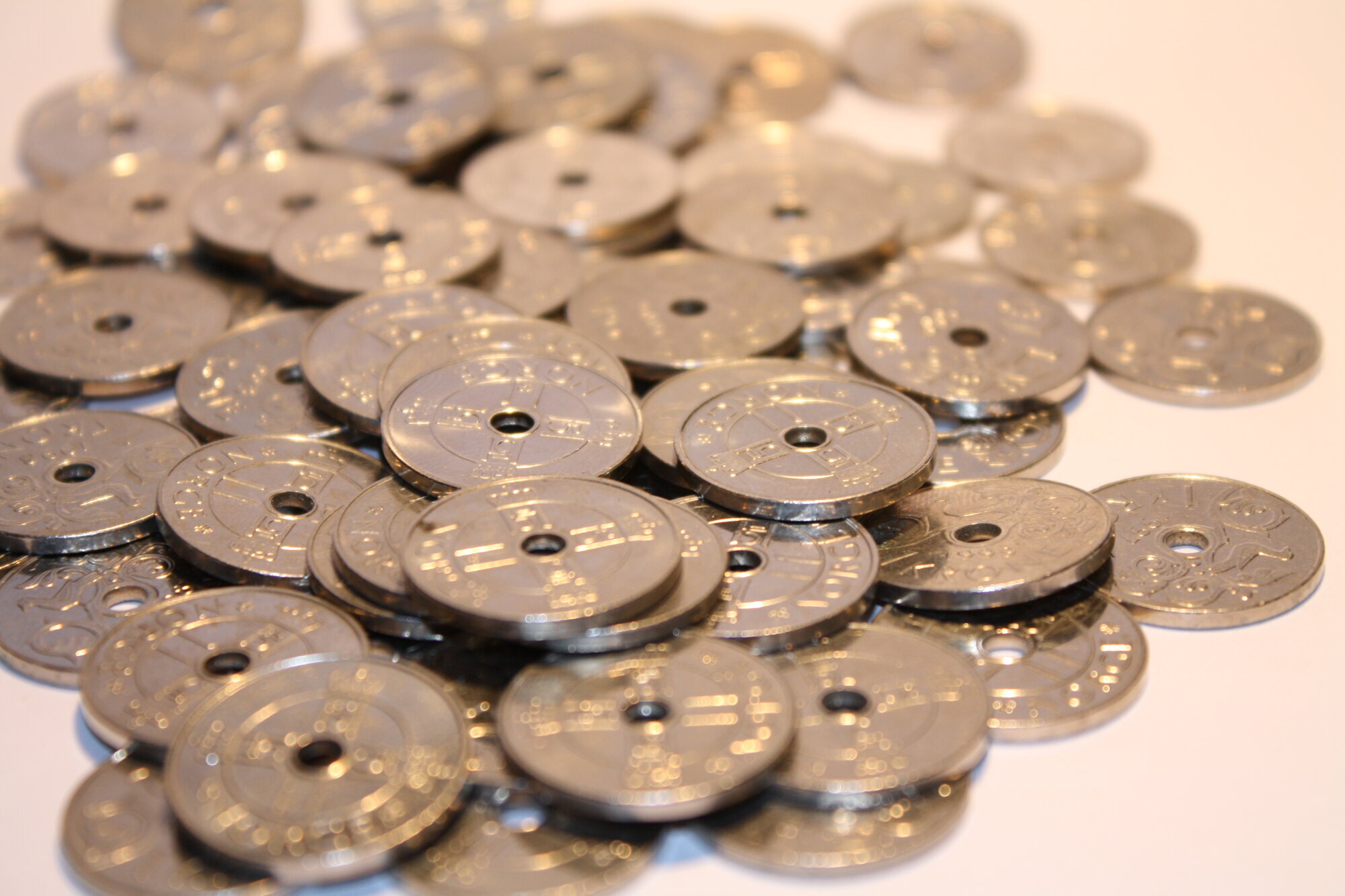 Bildet viser norske kronestykker spredt utover