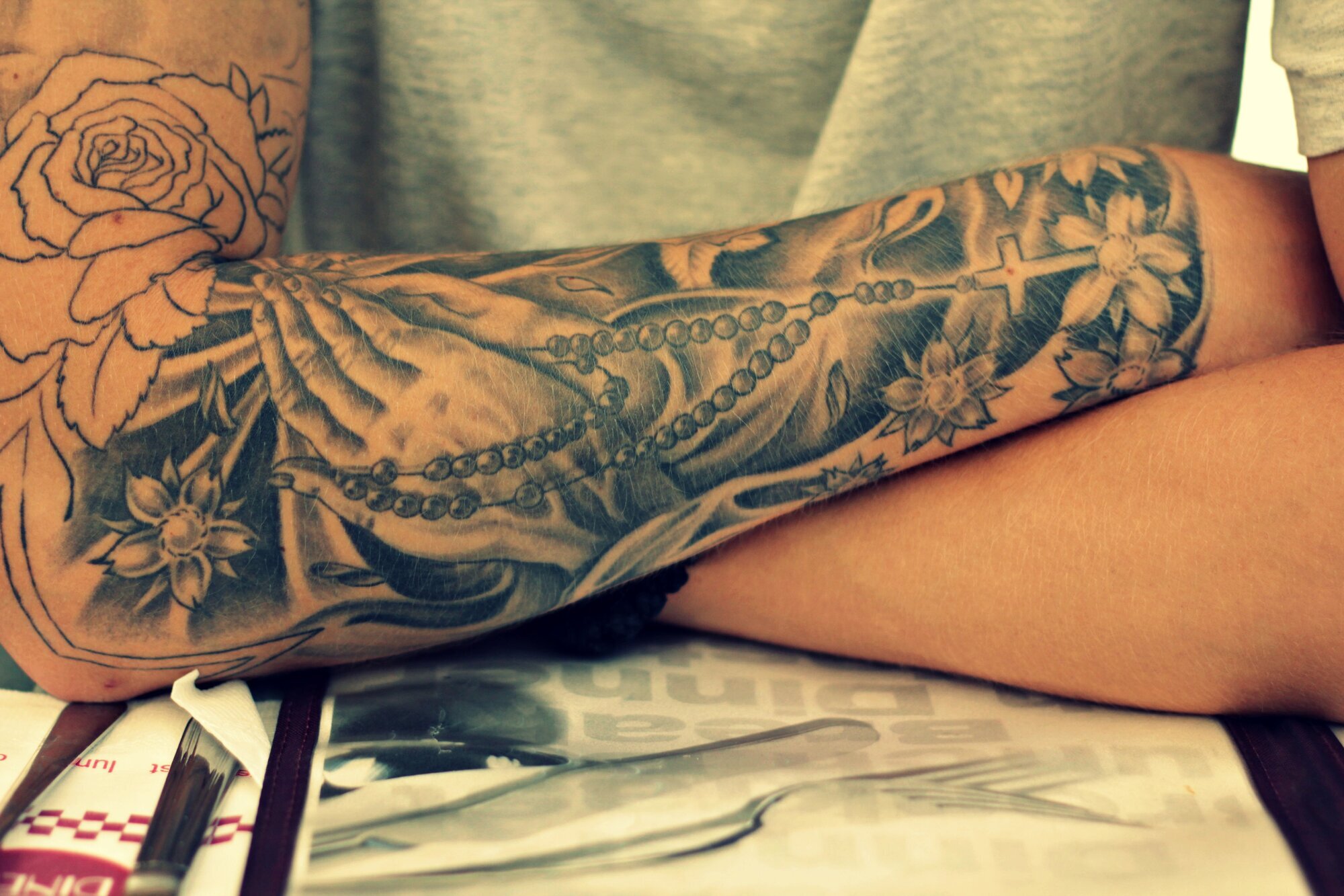 Bilde viser tatoverte armer.