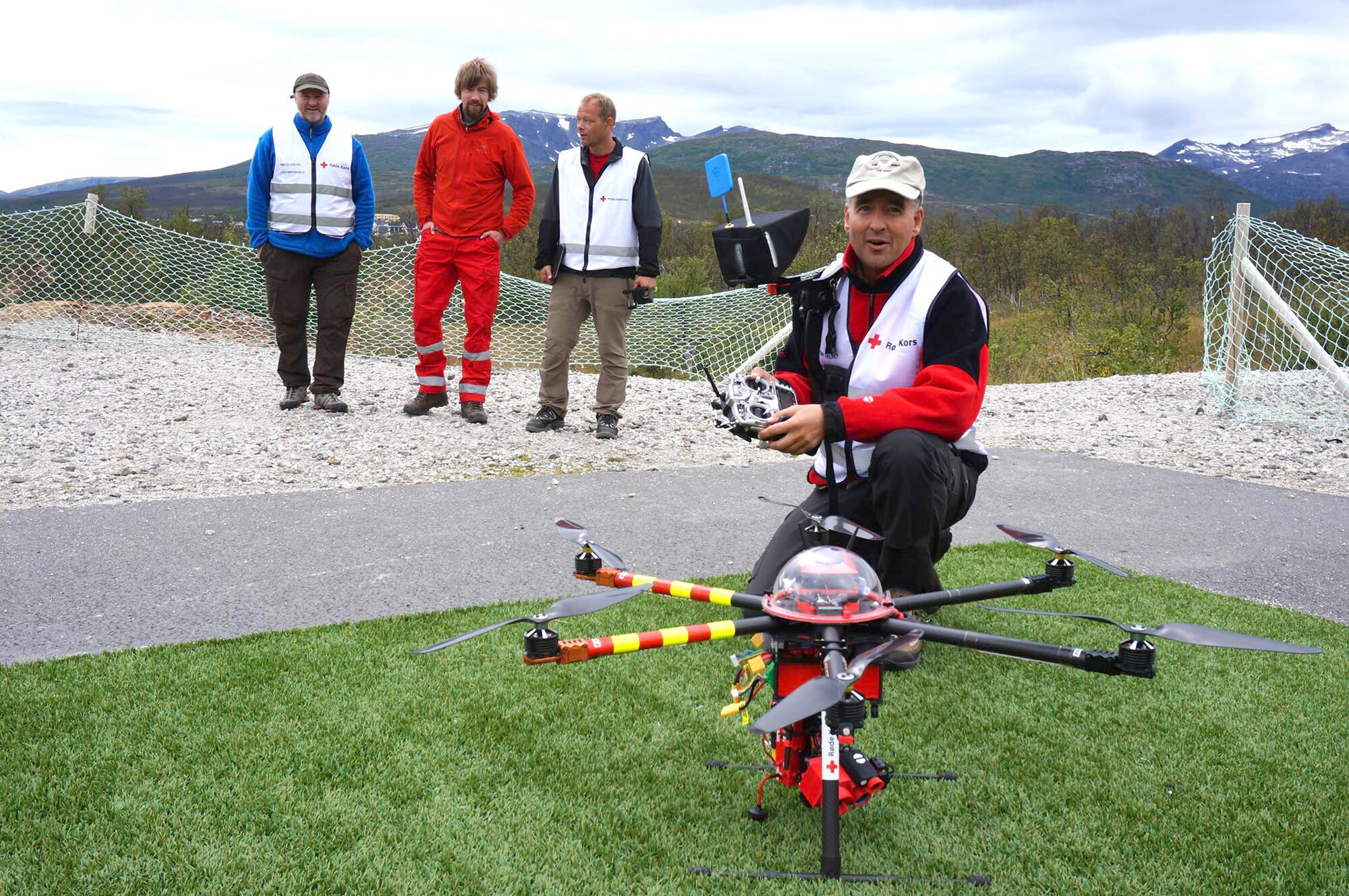 Bildet viser Tromsø Røde Kors som lærer opp mannskapet i bruk av nye droner.