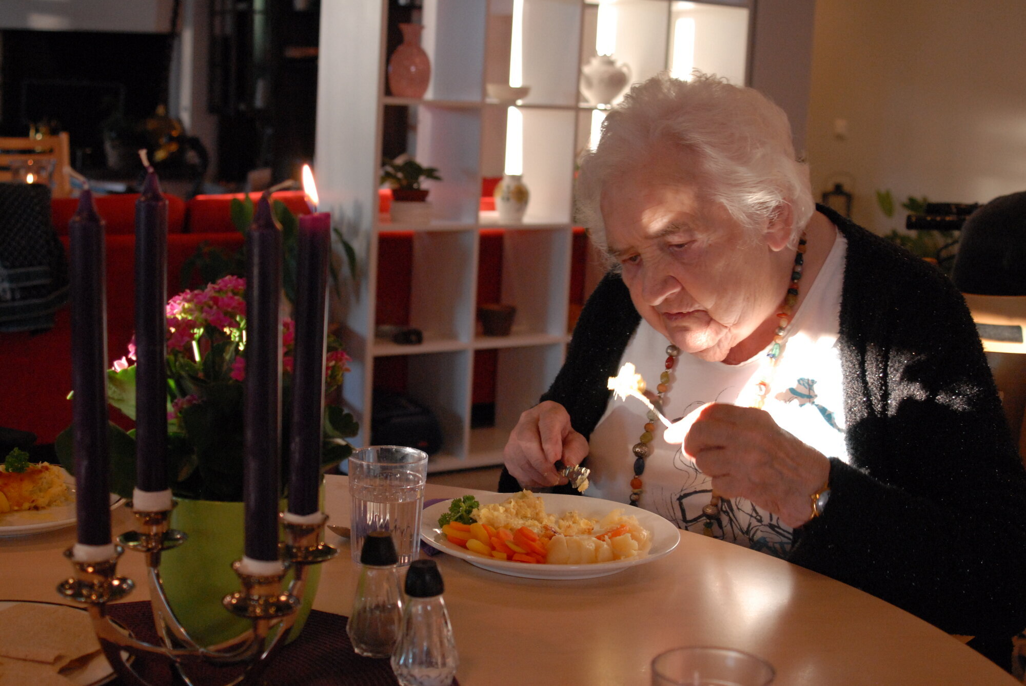 Bildet viser beboer Marit Torp som inntar middagsmaten ved Løten helsetun.