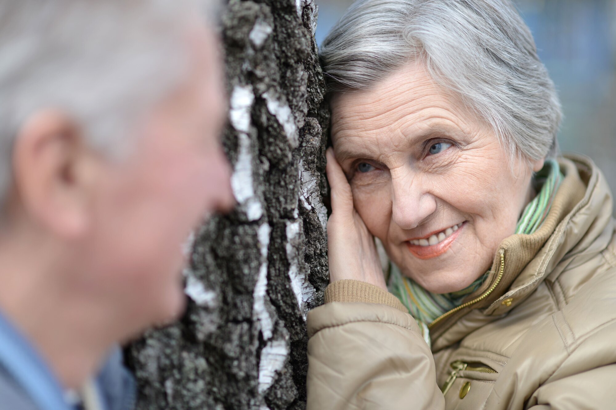 En eldre kvinne som ser gald og fornøyd på sin Kjæreste