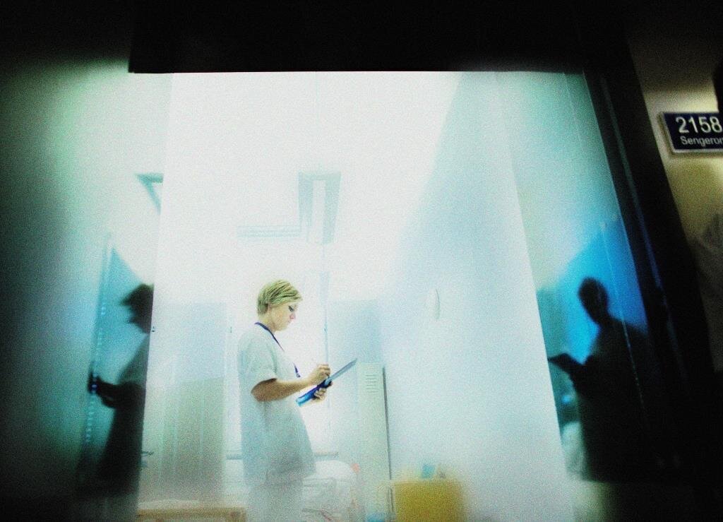 Bildet viser en sykepleier som noterer.