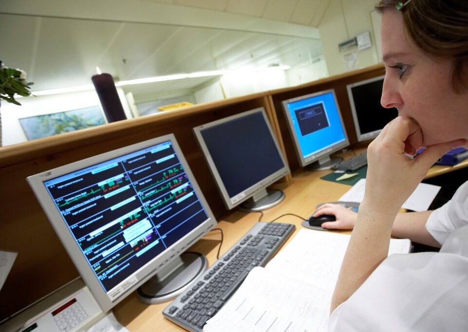 Intensivsykepleier overvåker pasientene på avdelingen