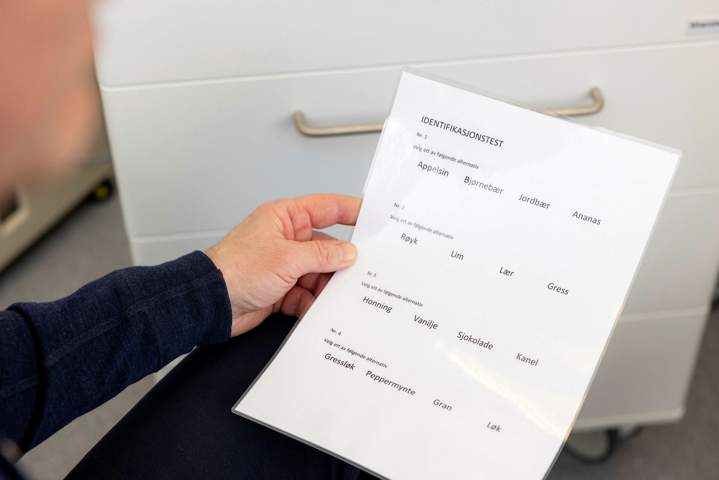 Sykepleier Elisabeth Sletten utreder luktesans ved ØNH-poliklinikk, Gjøvik sykehus.