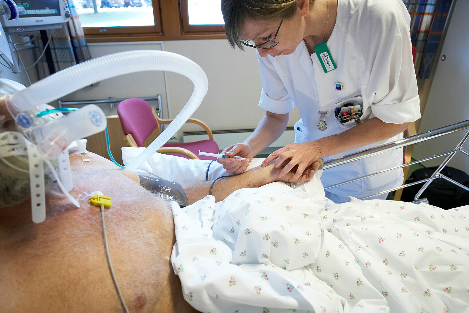 Sykepleier setter sprøyte på pasient, intensivavdelingen på Moss sykehus.