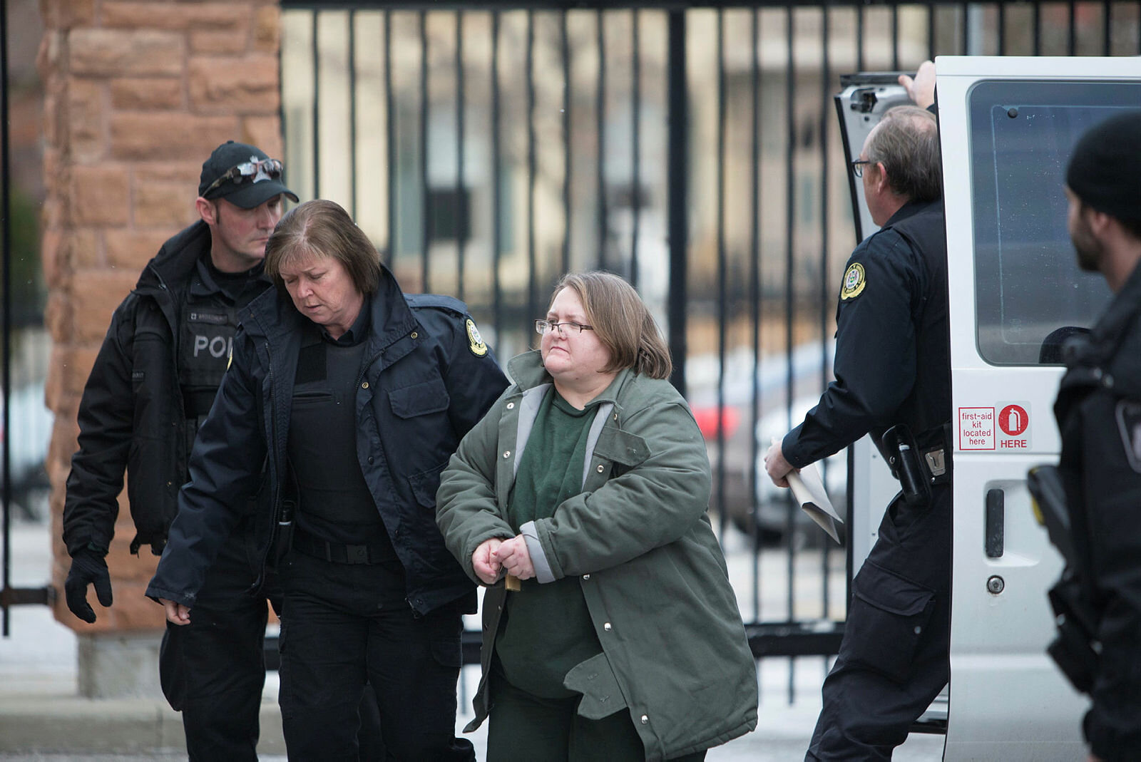 Elizabeth Wettlaufer geleides inn i rettsalen av politibetjenter