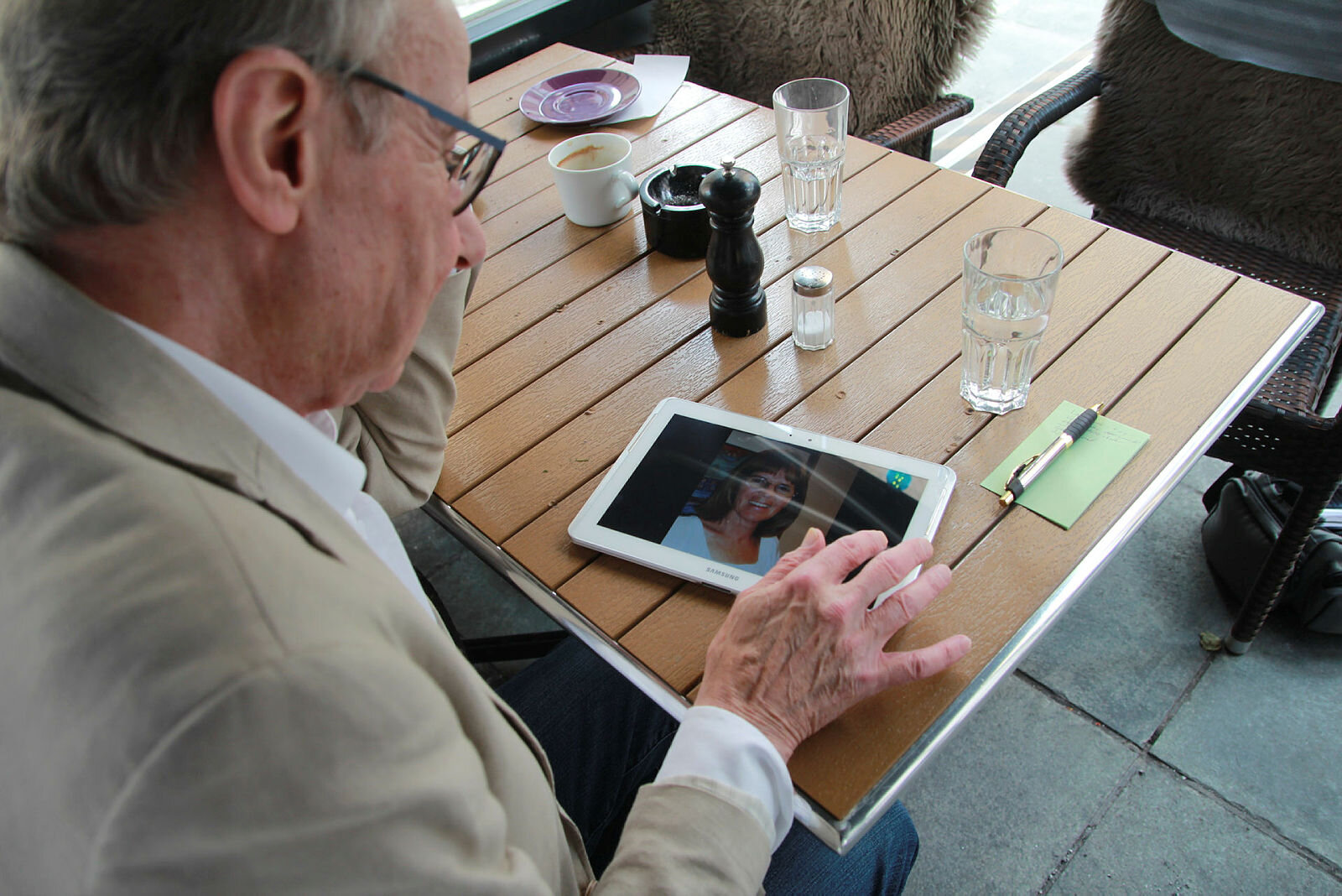 Erling Bonde ser på bilder av sin kone, Ingrid Bonde.