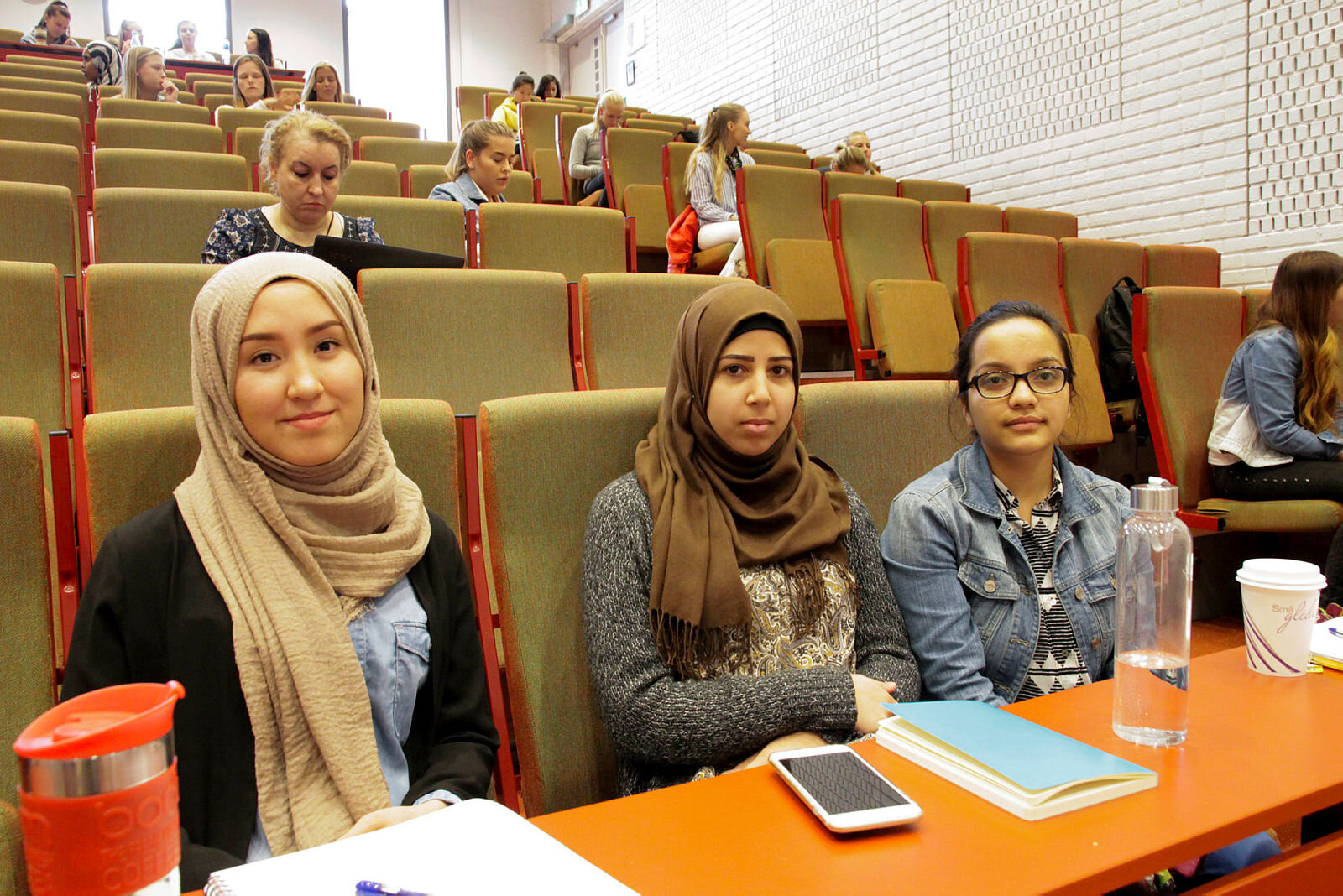  tre studenter ved Høgskolen i Akershus: Nargis Ghulami, Reem Algenabi og Jeny Baniya