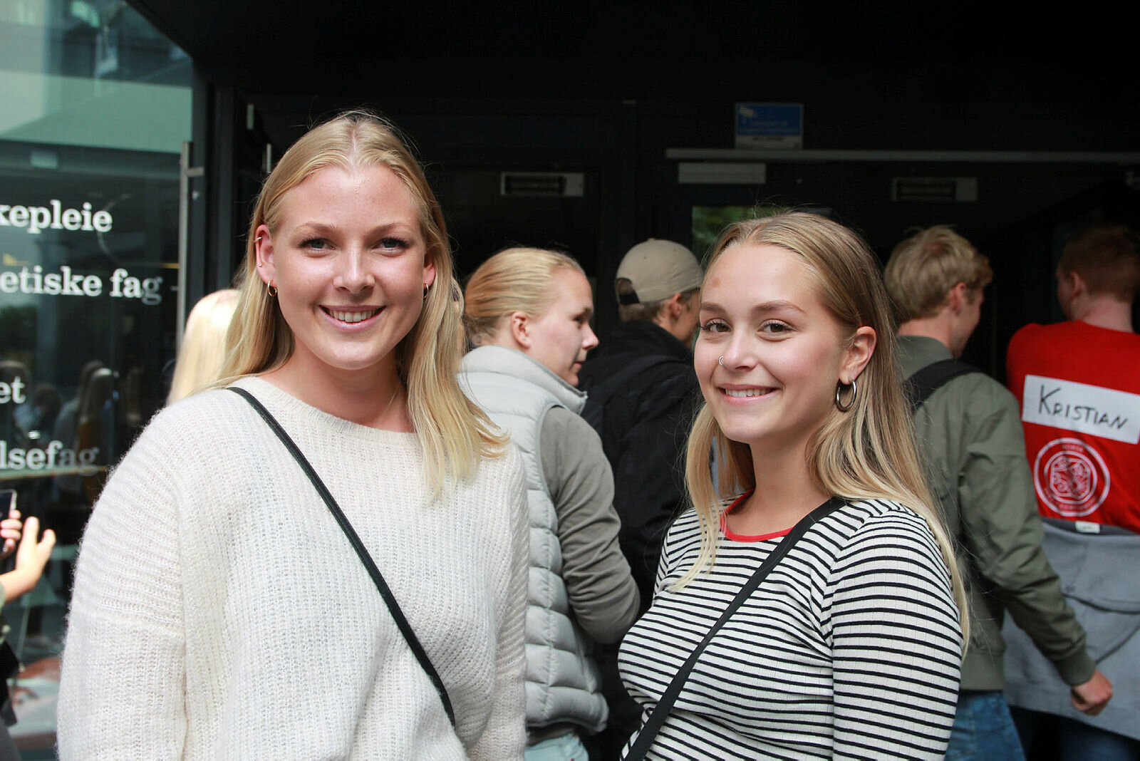 Sykepleierstudentene Elida Lillehammer Bakka og Karoline Szabo